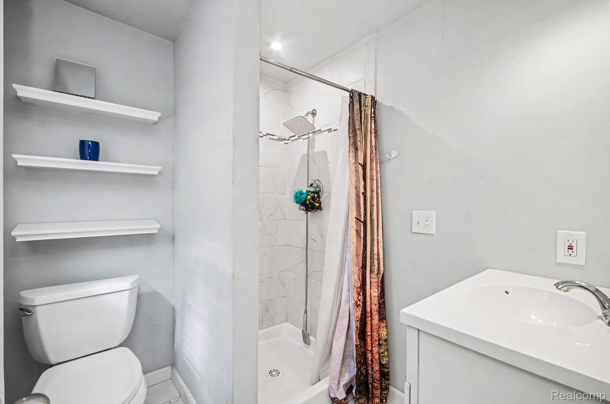 2126 Roslyn Road Property Photo 12