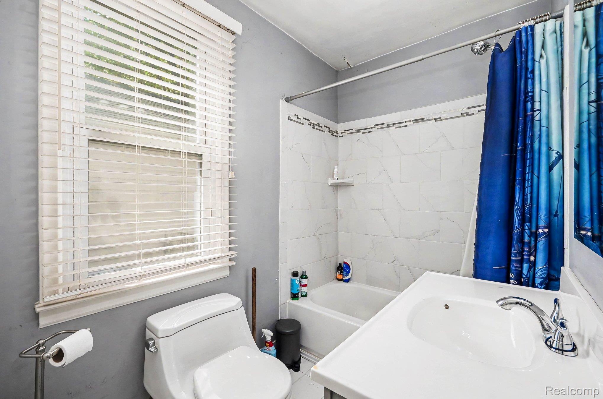 2126 Roslyn Road Property Photo 14