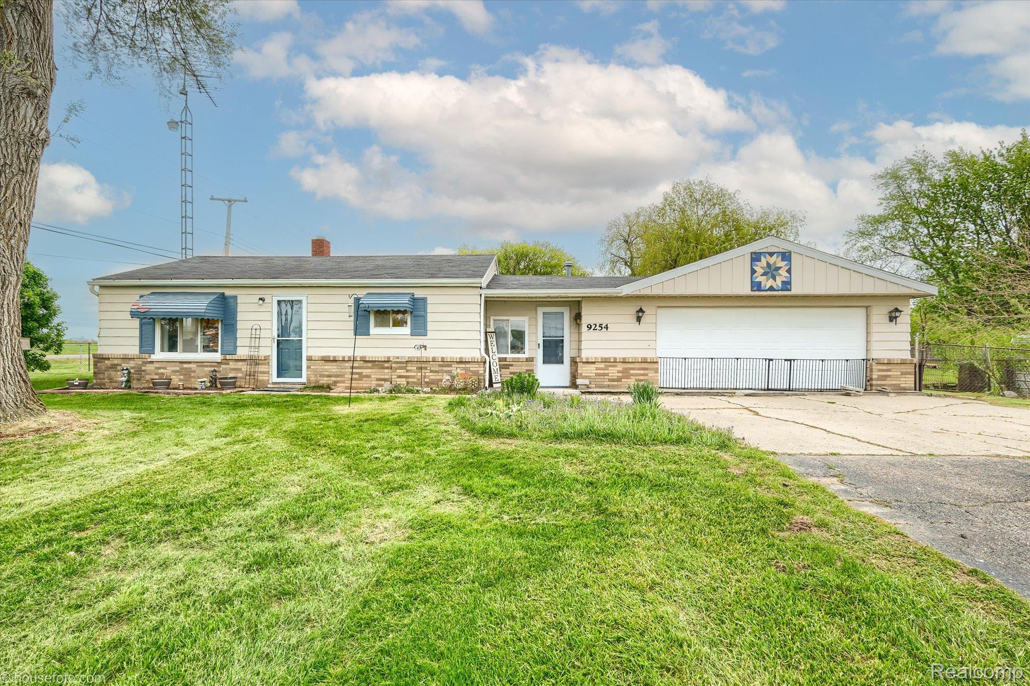 9254 N Genesee Road Property Photo 1