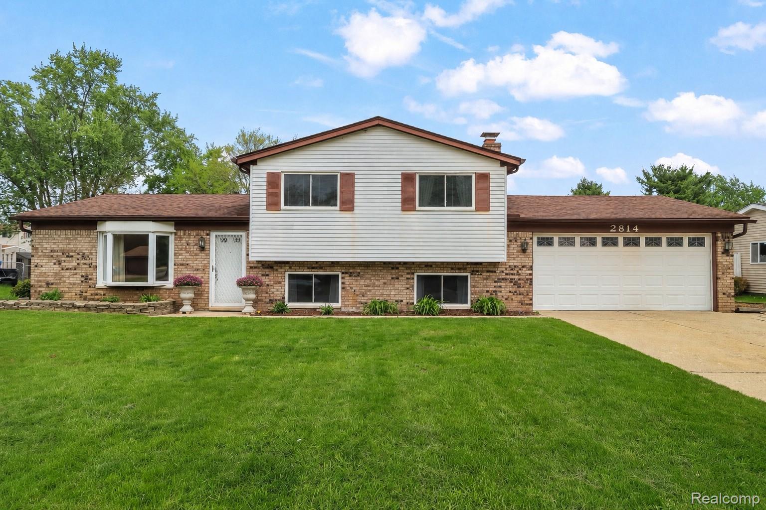 2814 Burgess Hill Drive Property Photo 2