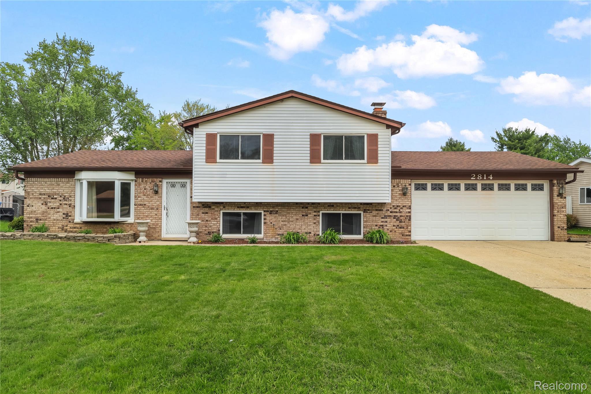 2814 Burgess Hill Drive Property Photo 4