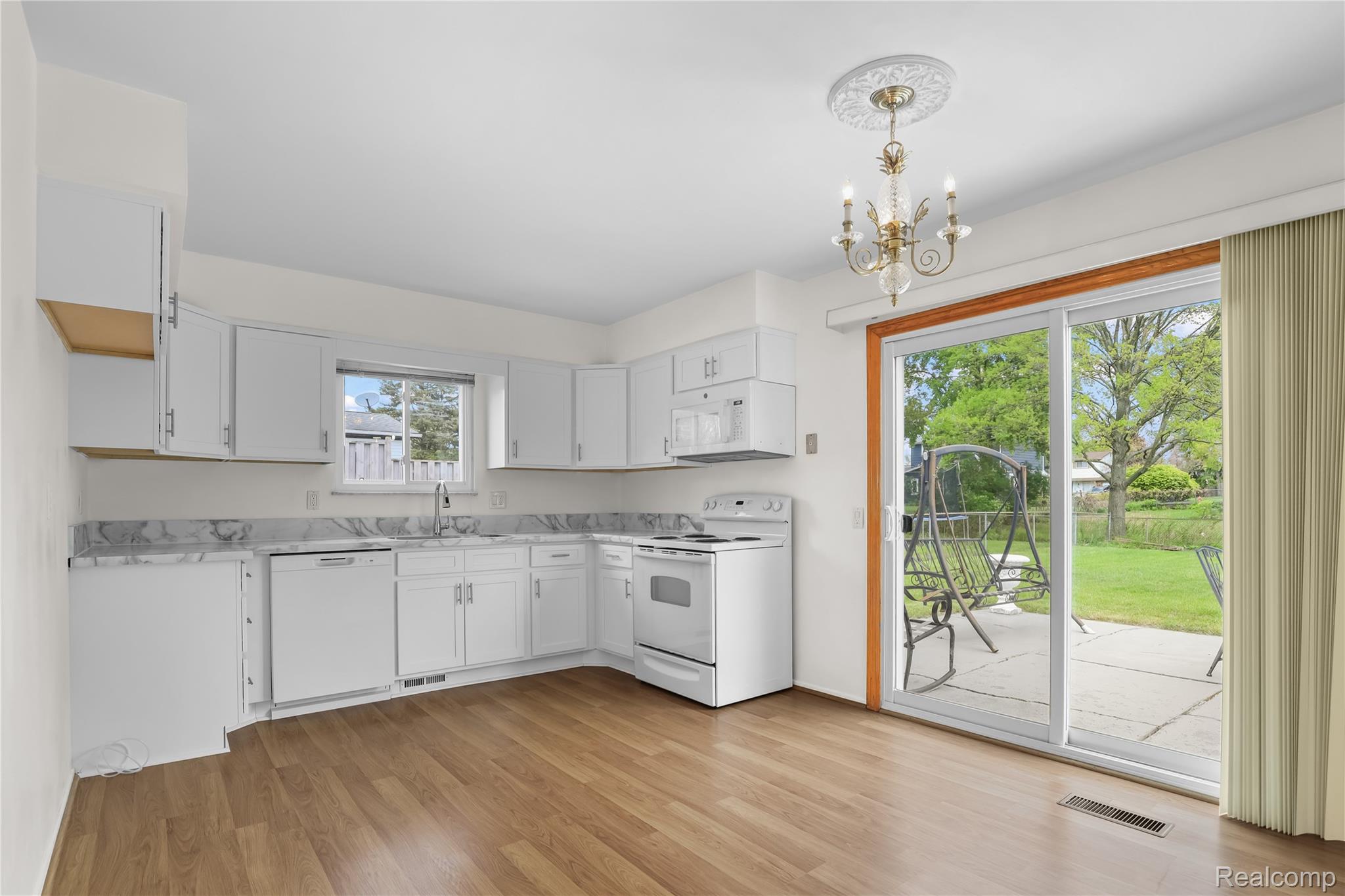 2814 Burgess Hill Drive Property Photo 10