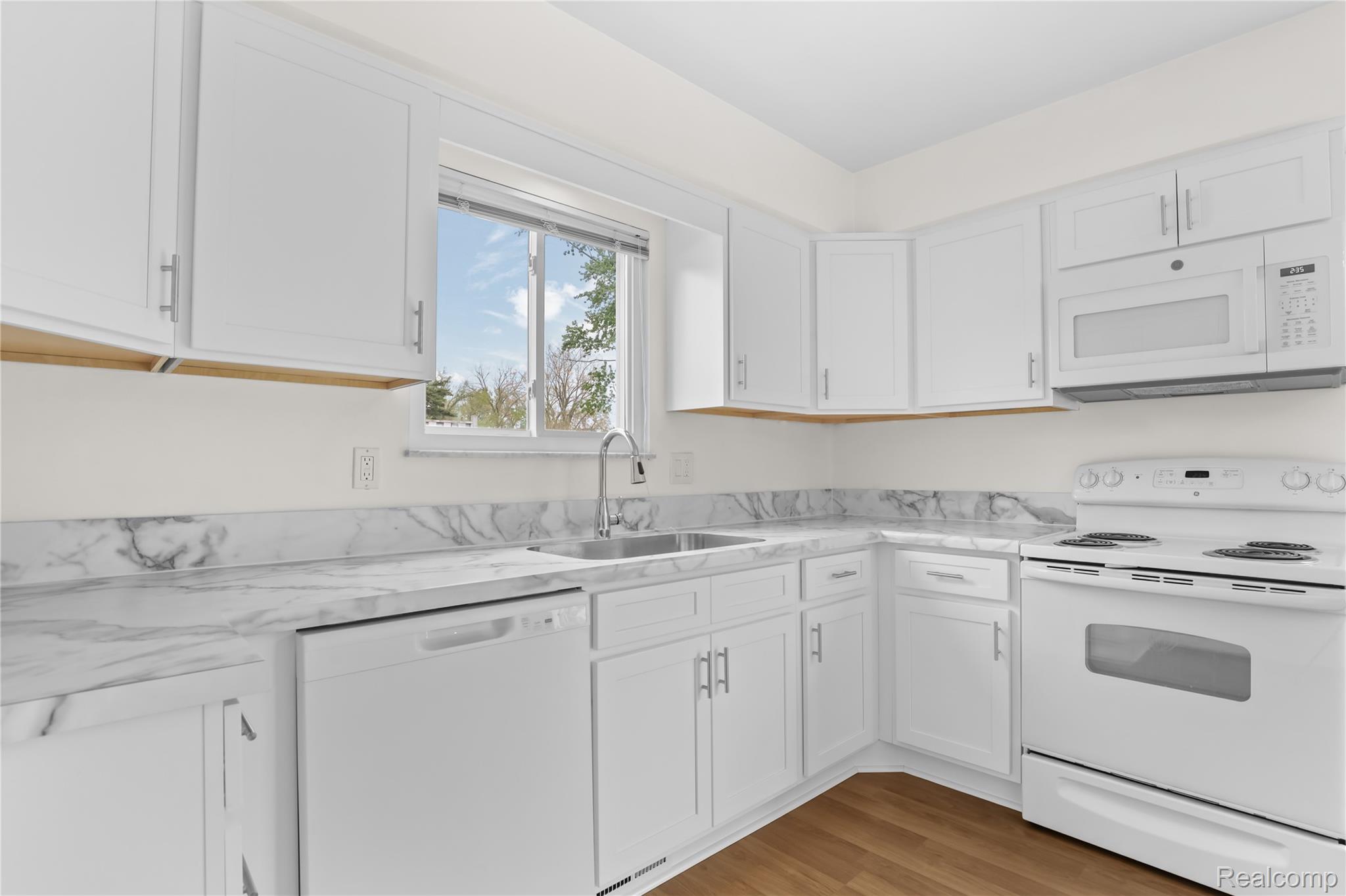 2814 Burgess Hill Drive Property Photo 12