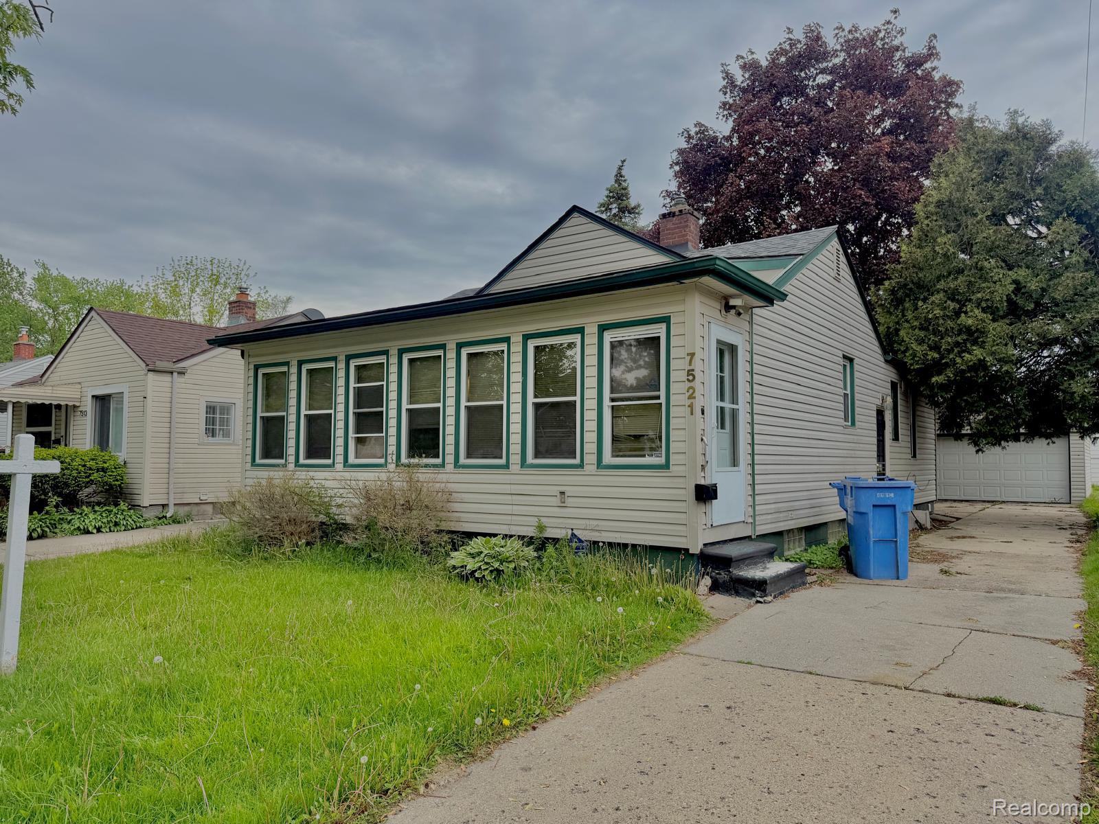 7521 N Silvery Lane Property Photo 1