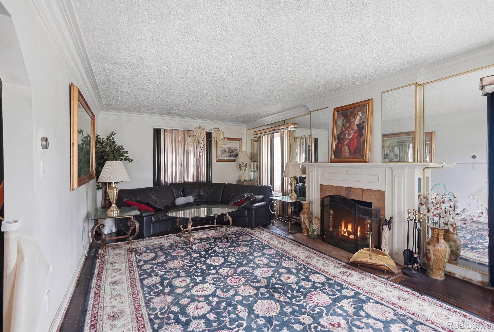 5566 W Outer Drive Property Photo 4