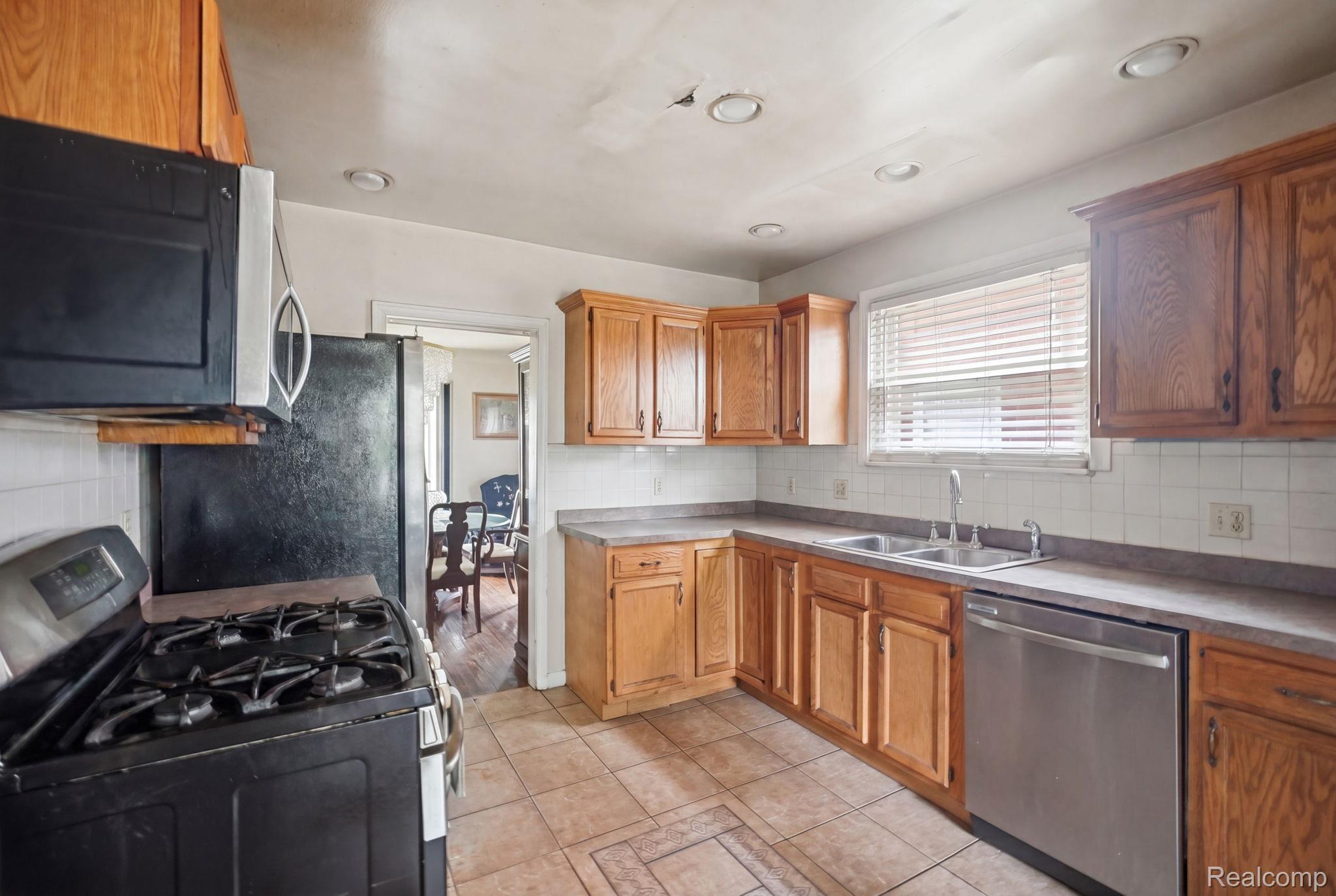 5566 W Outer Drive Property Photo 5