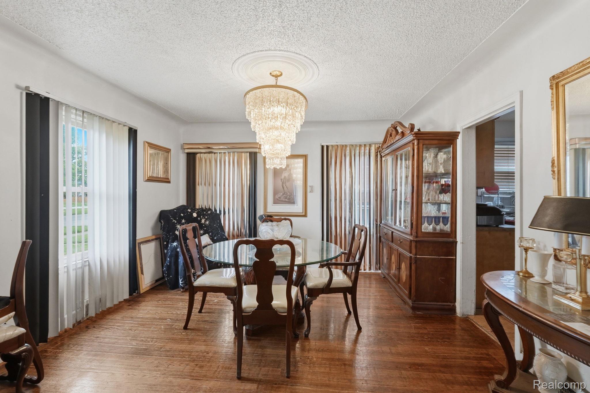 5566 W Outer Drive Property Photo 8