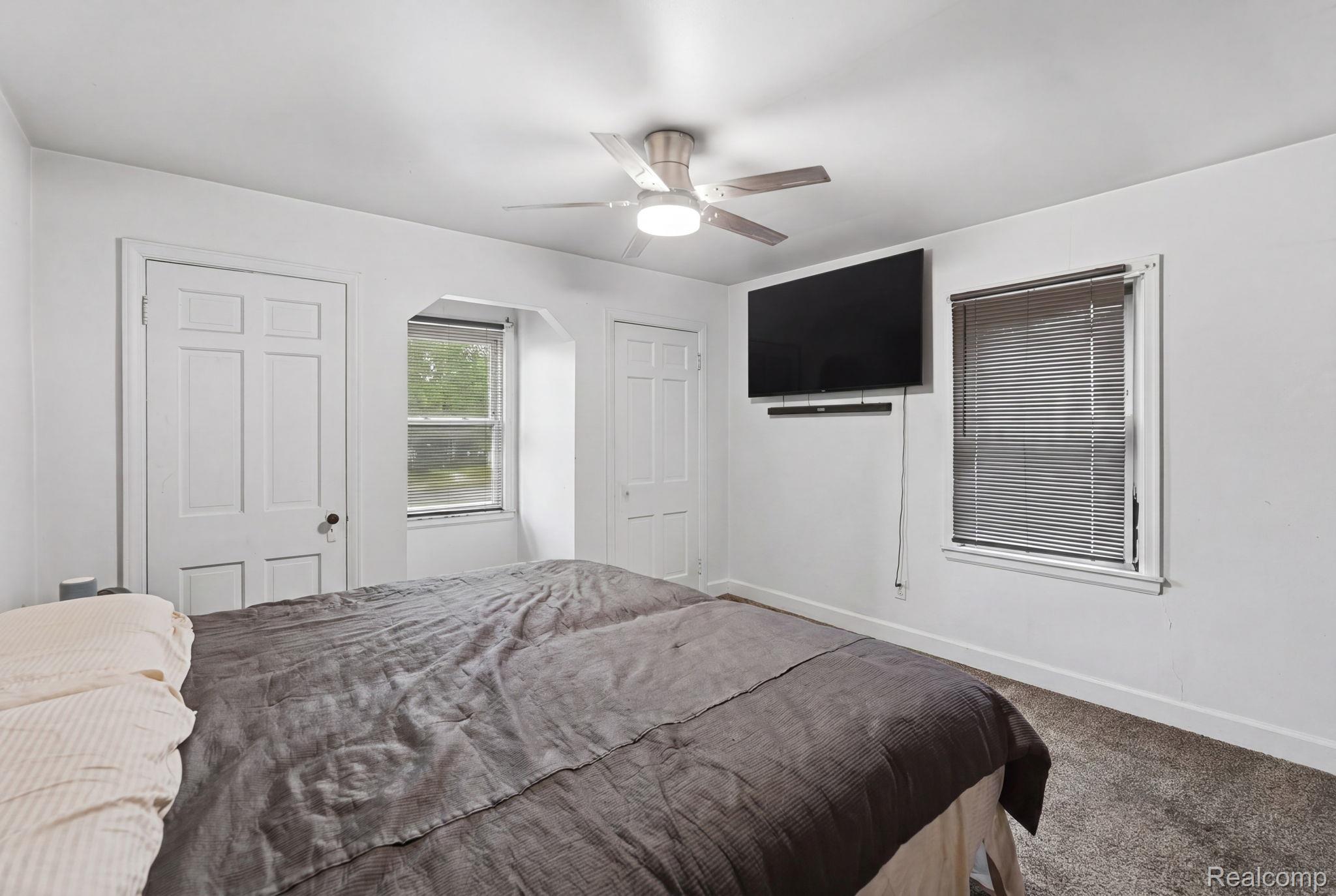 5566 W Outer Drive Property Photo 10