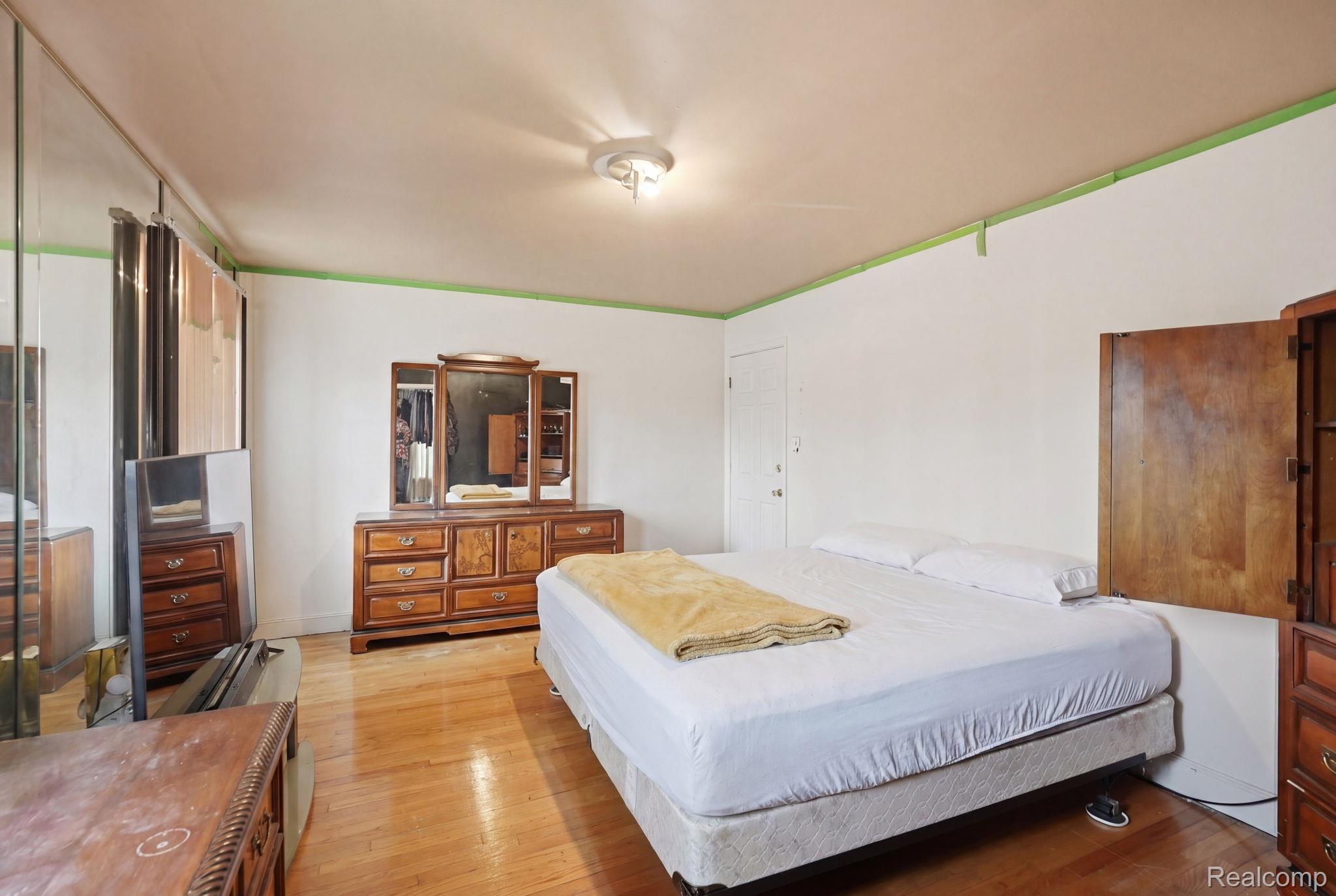 5566 W Outer Drive Property Photo 13