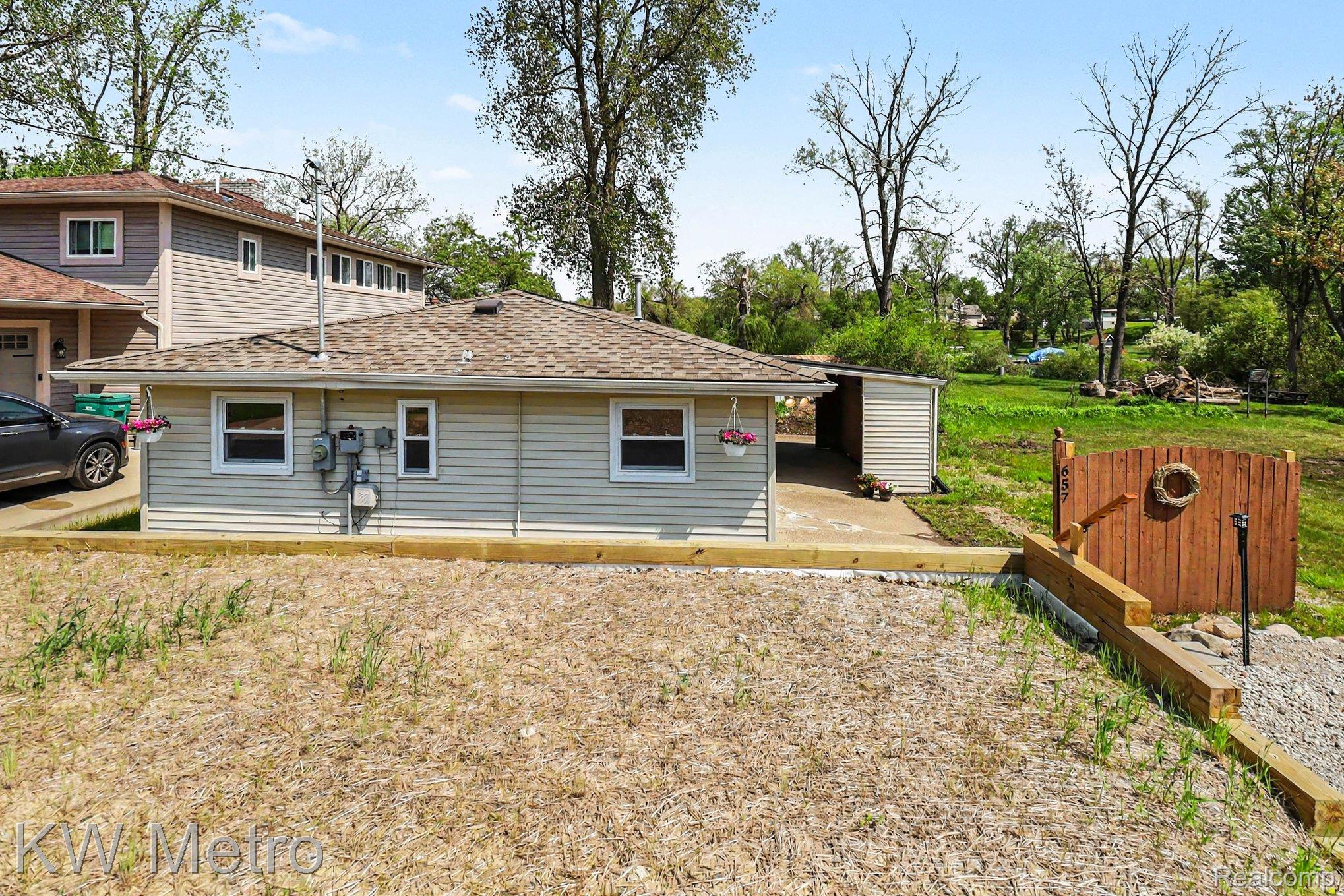 657 Dunleavy Drive Property Photo 2