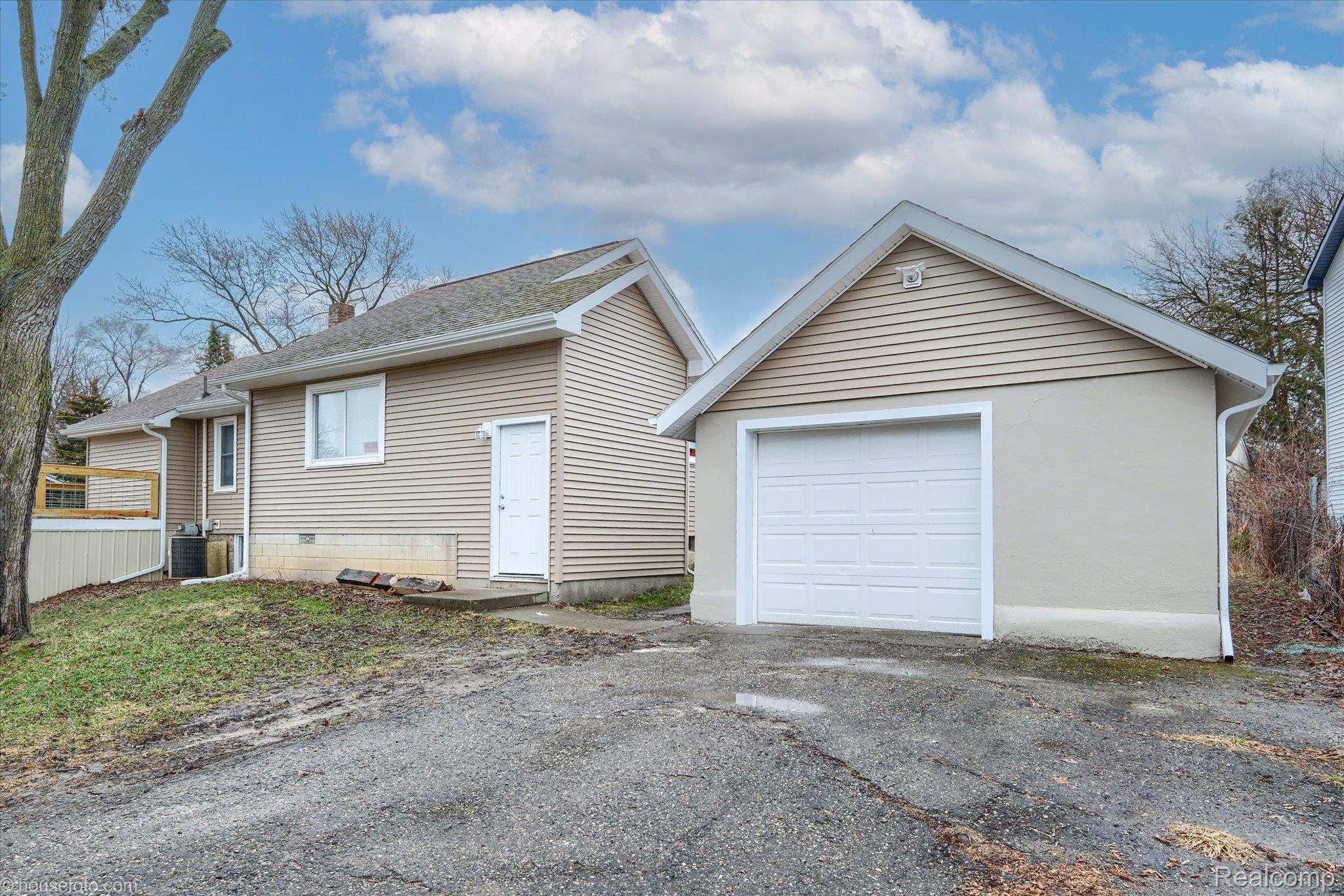 2127 Kenneth Street Property Photo 6