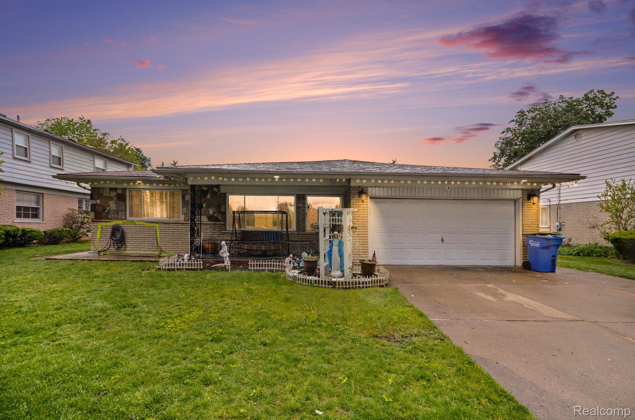 32343 Cambridge Drive Property Photo 1