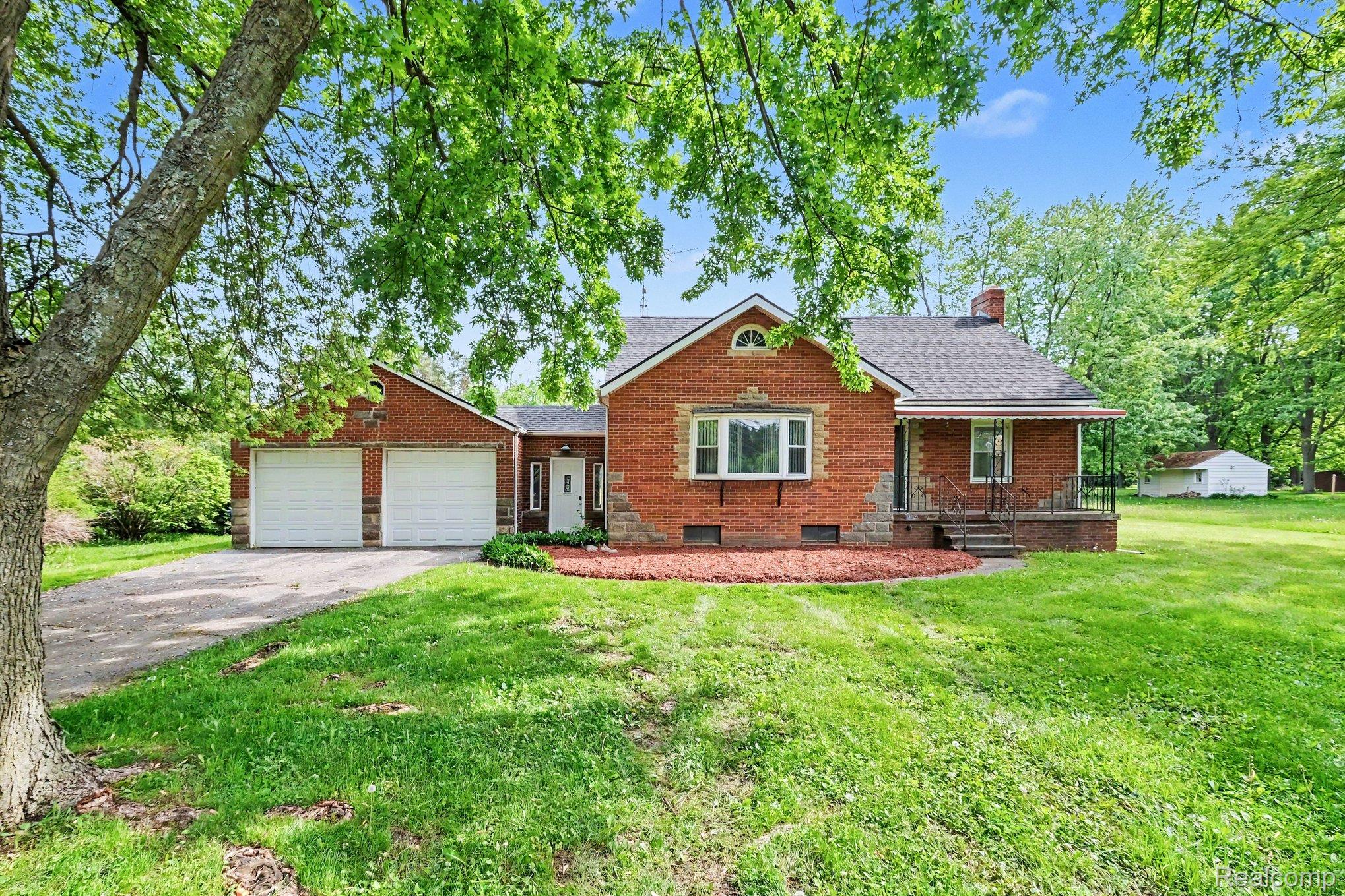 1093 W Maple Avenue Property Photo 1