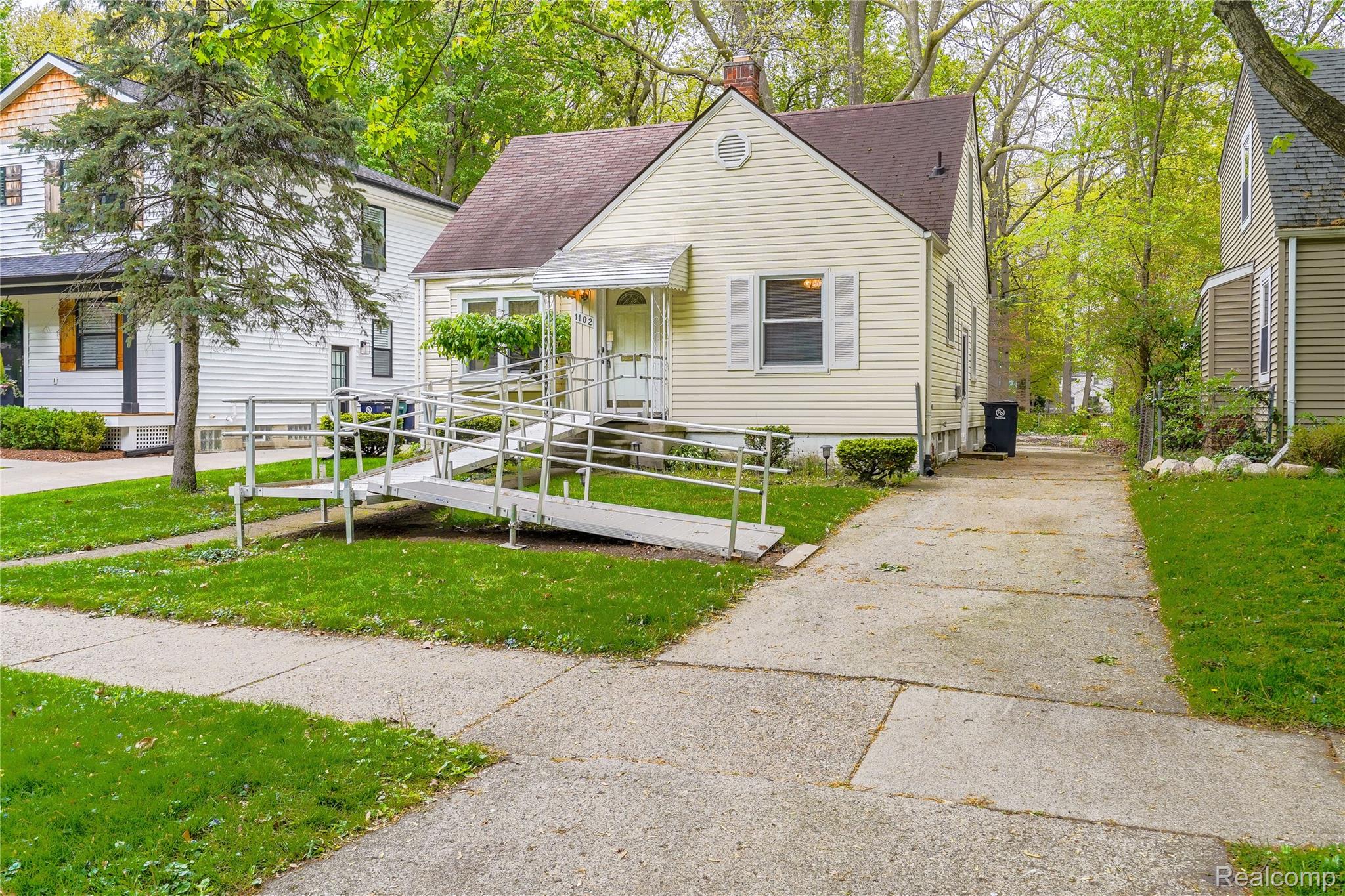 1102 N Vermont Avenue Property Photo 1
