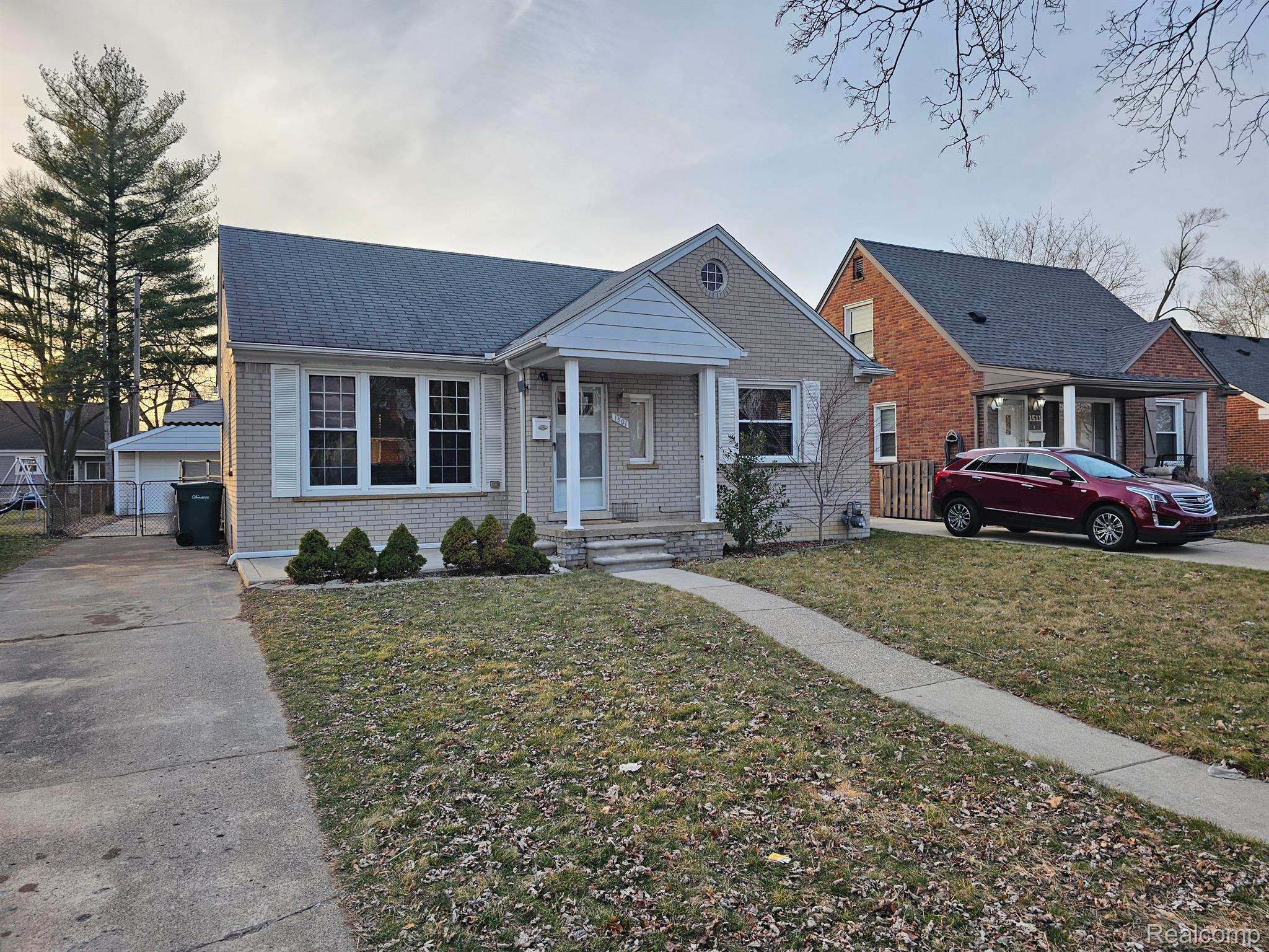 1501 N Silvery Lane Property Photo 1