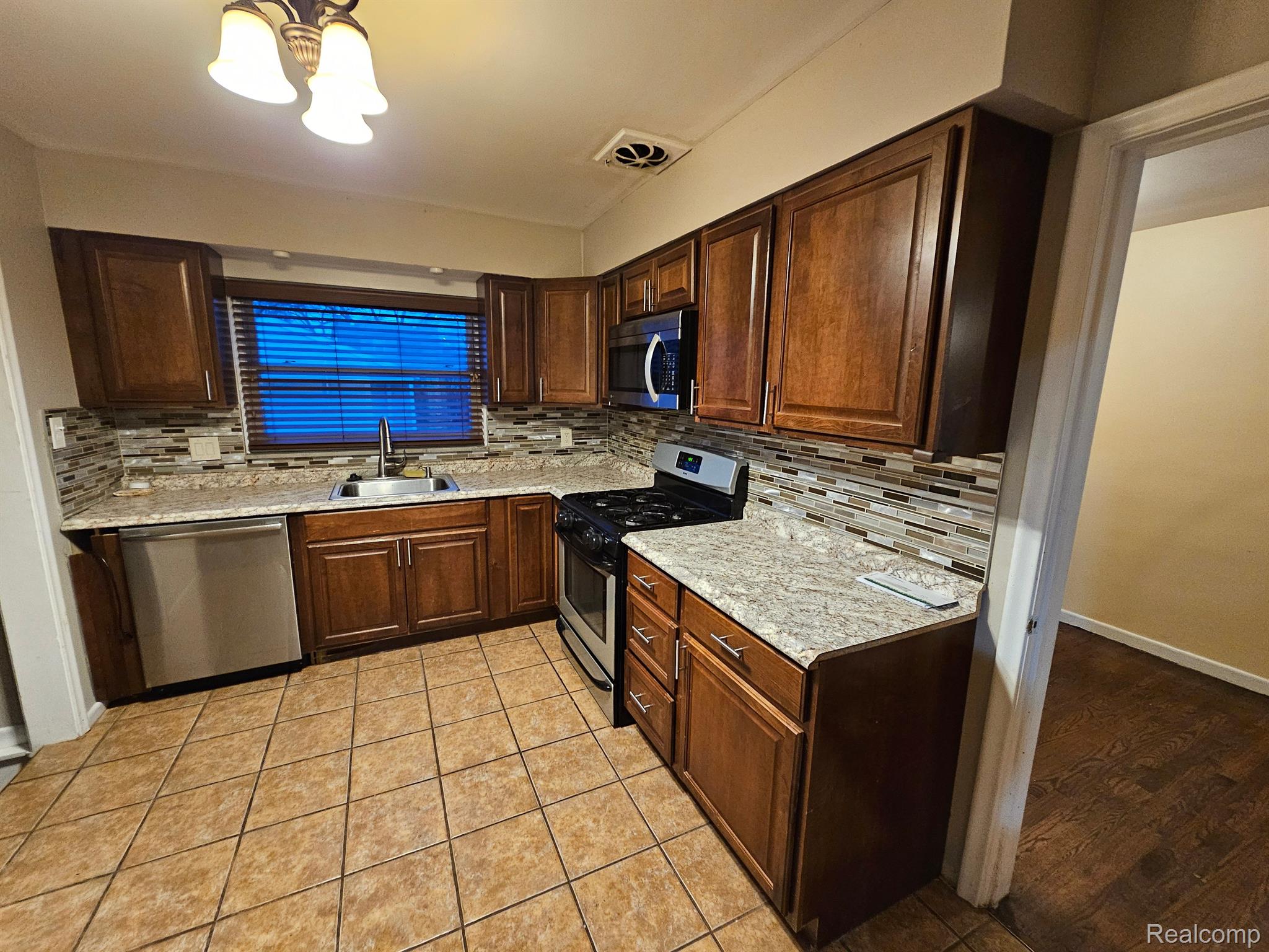 1501 N Silvery Lane Property Photo 16