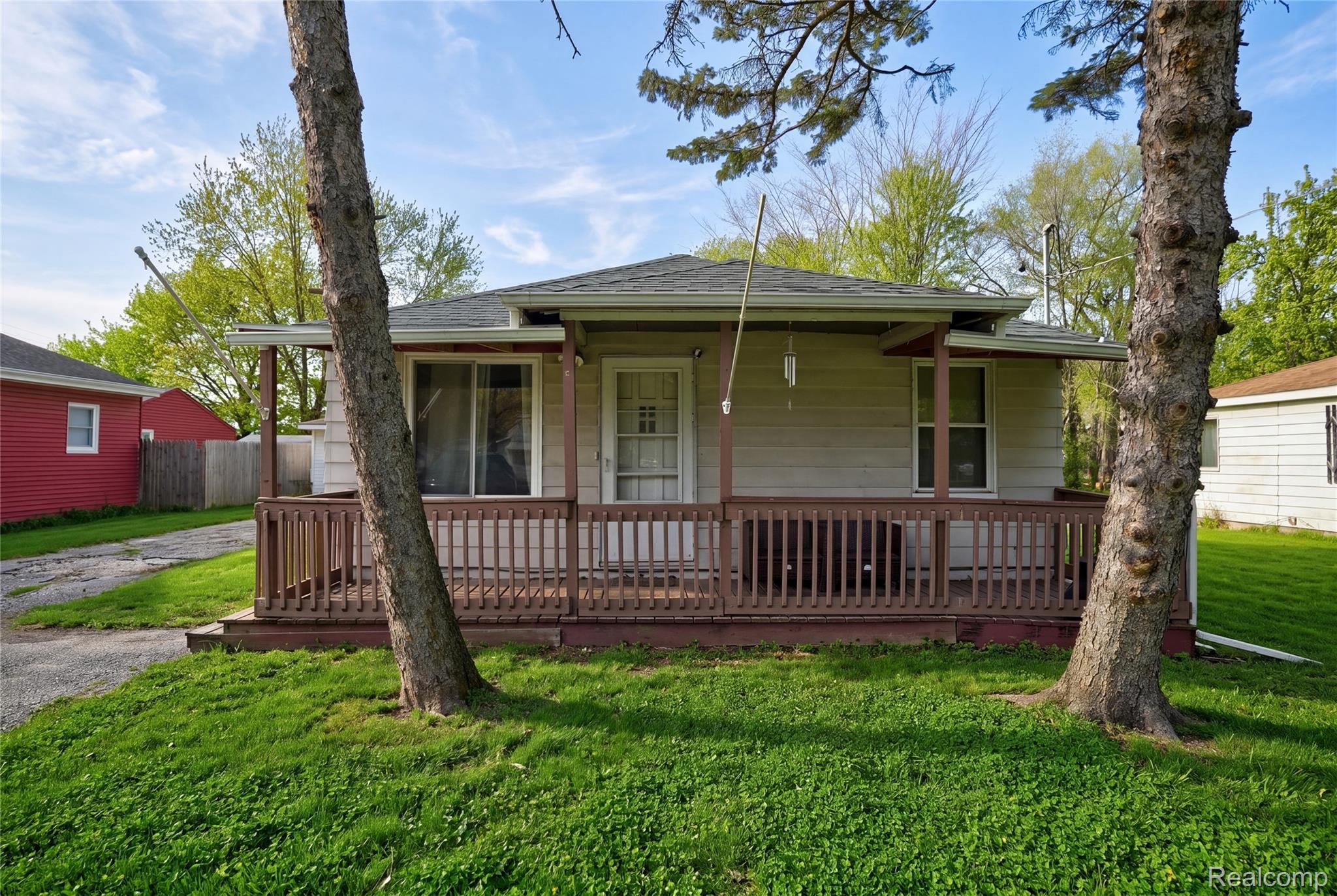 3385 N Genesee Road Property Photo 1