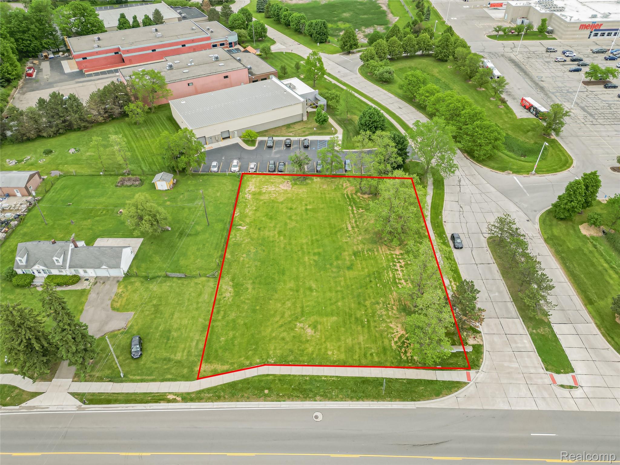 50272 Grand River Avenue Property Photo 4