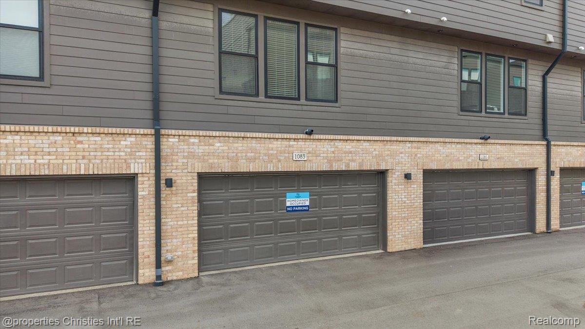 1083 Hampton Circle Property Photo 8