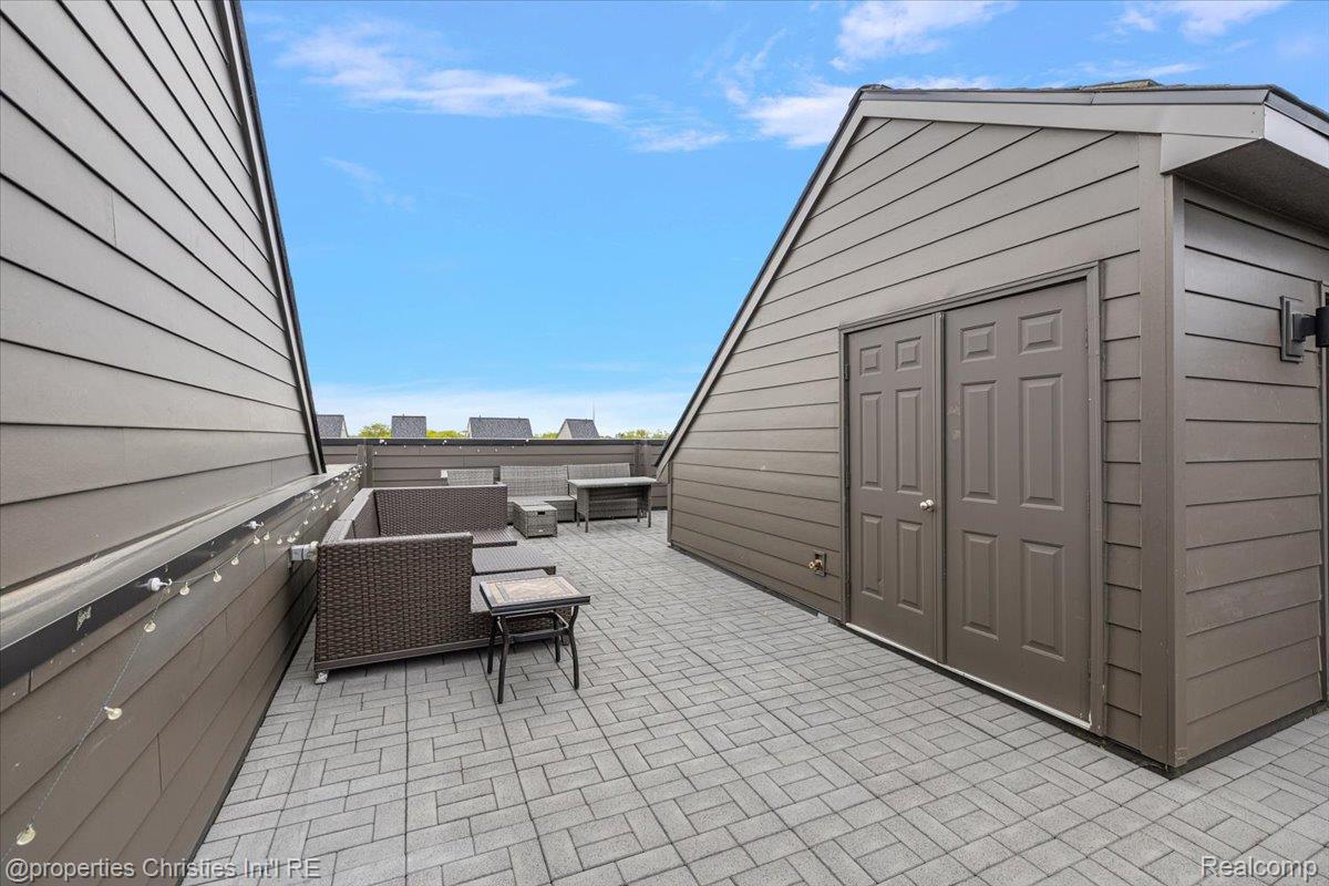 1083 Hampton Circle Property Photo 11