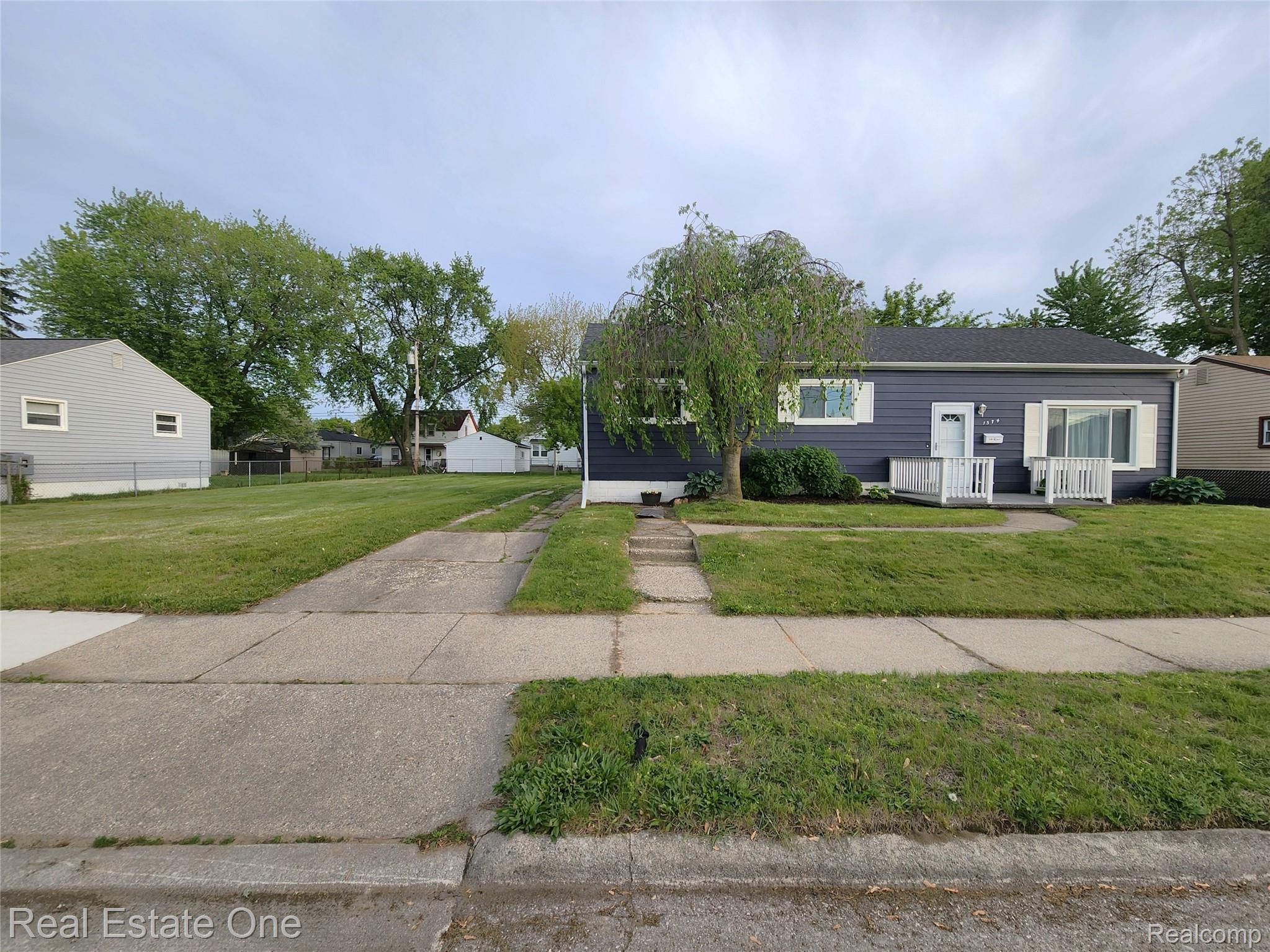 1574 E Woodruff Avenue Property Photo 2