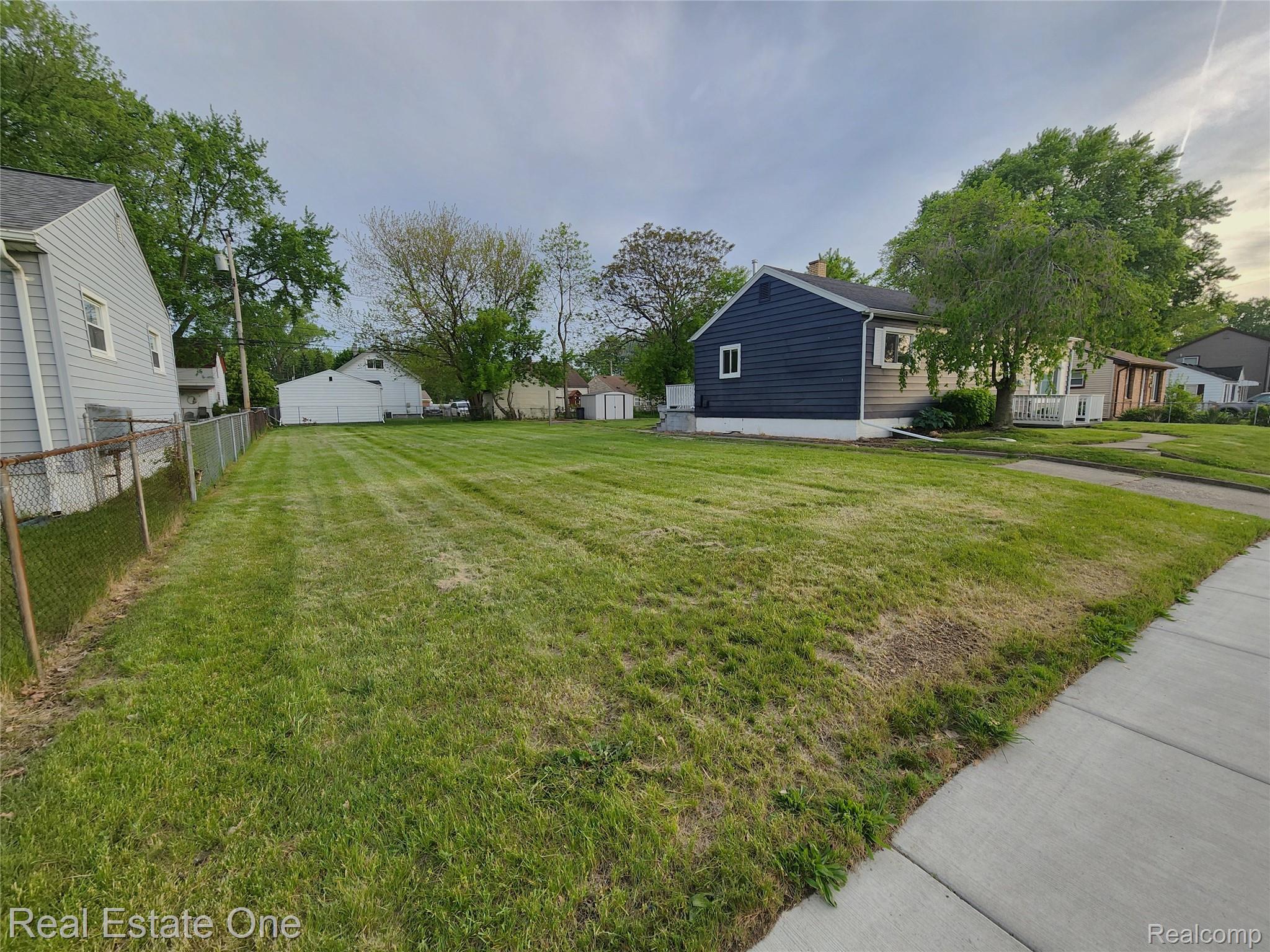 1574 E Woodruff Avenue Property Photo 3