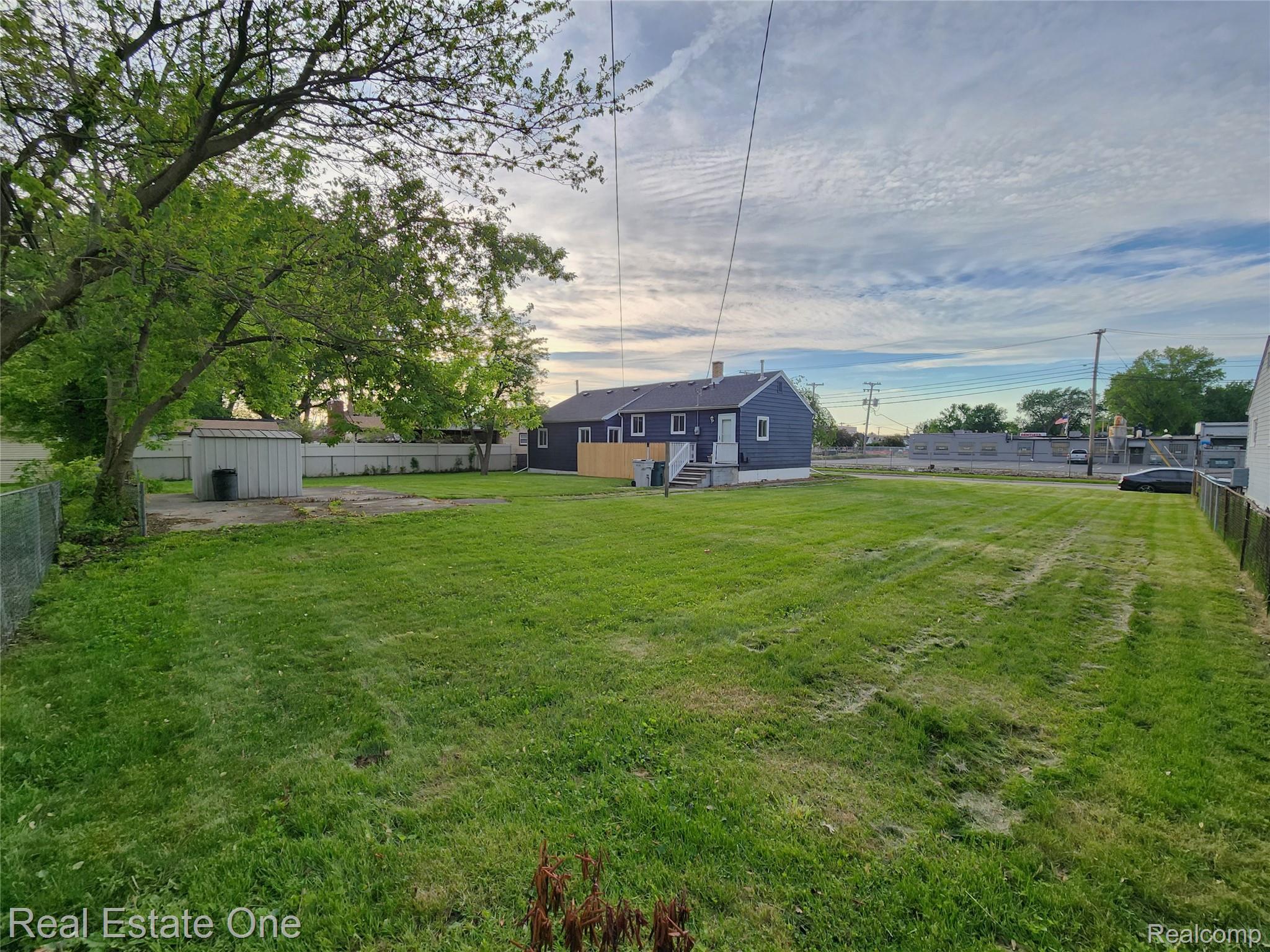 1574 E Woodruff Avenue Property Photo 4