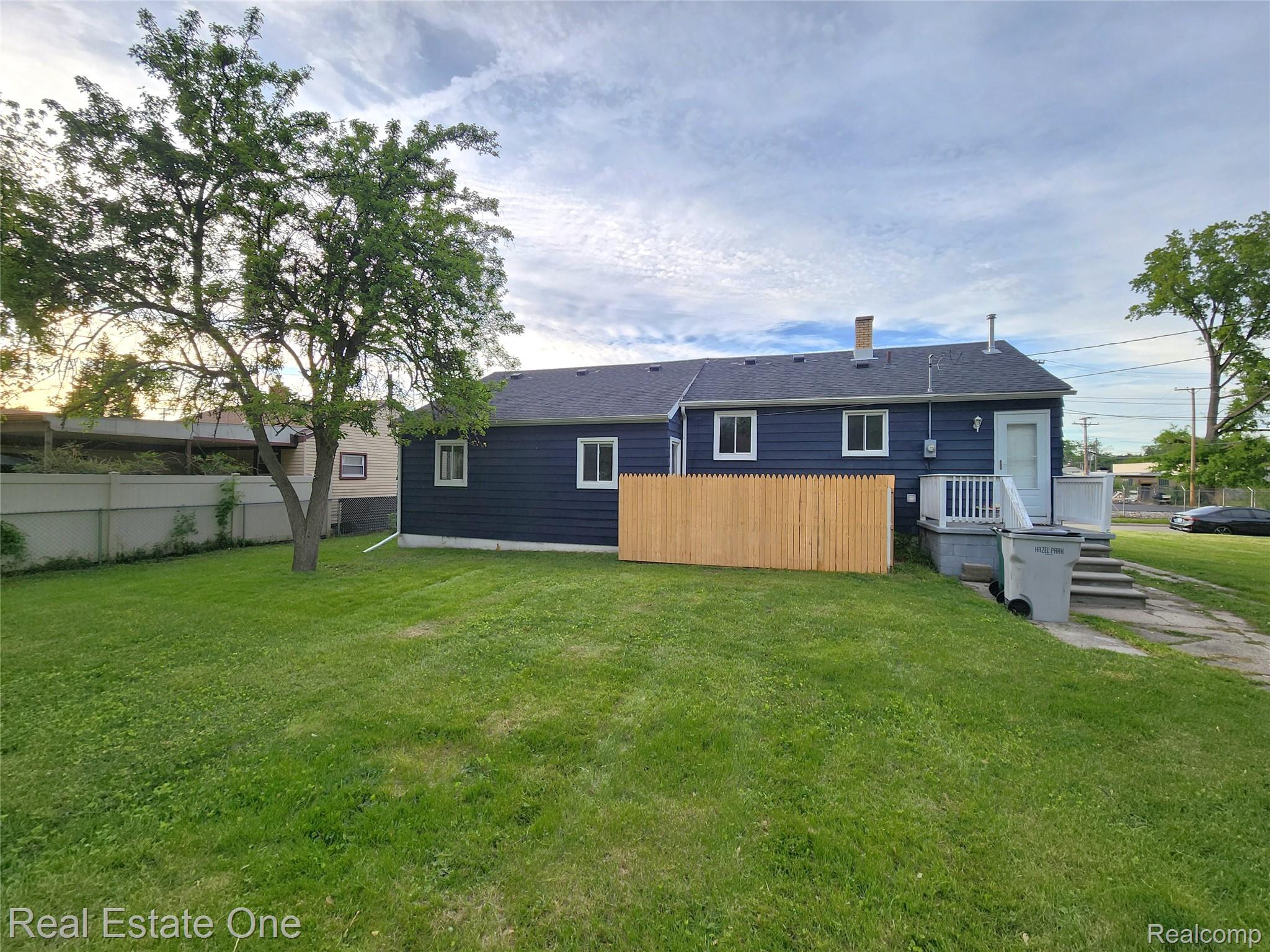 1574 E Woodruff Avenue Property Photo 5