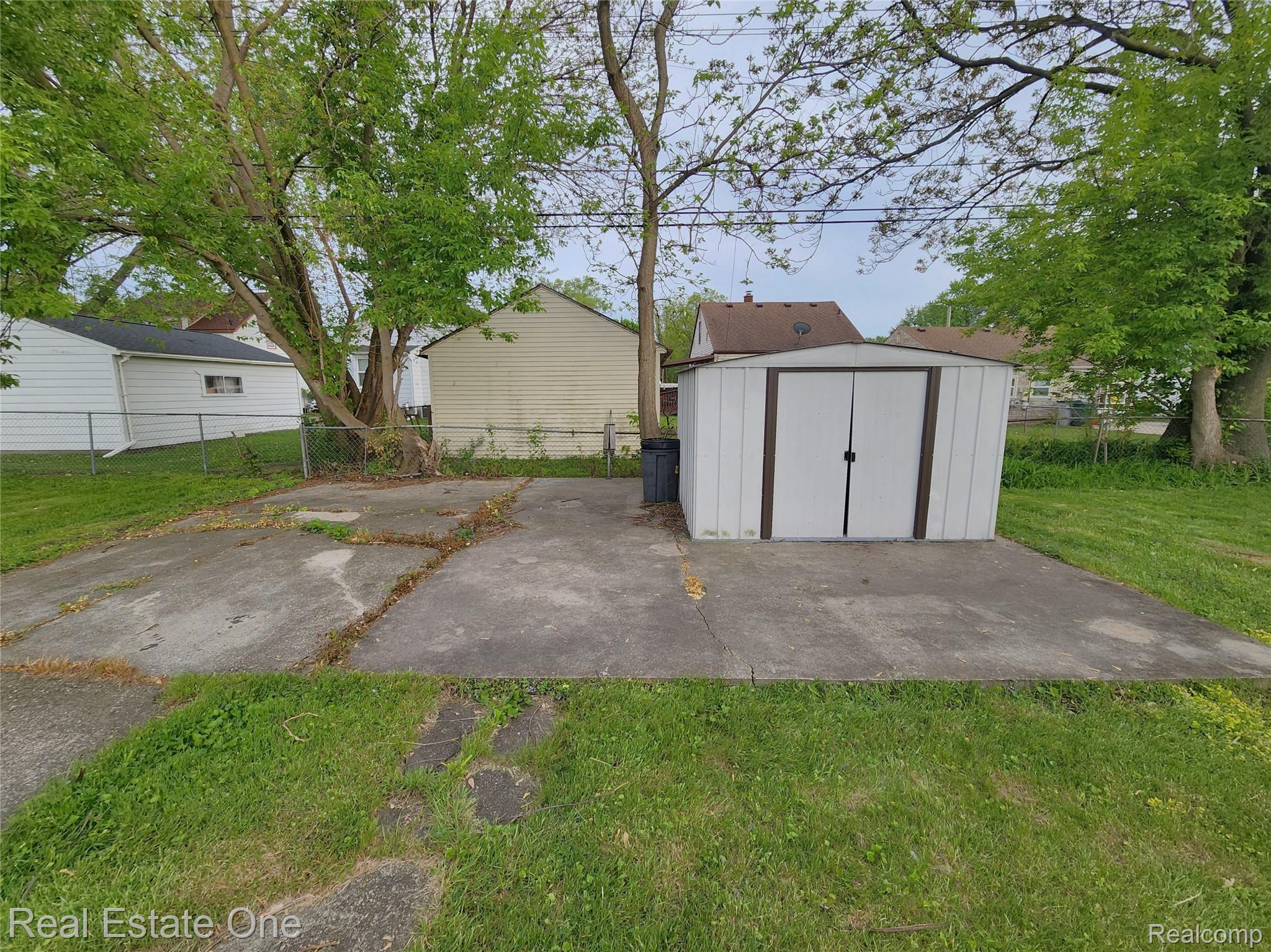 1574 E Woodruff Avenue Property Photo 6