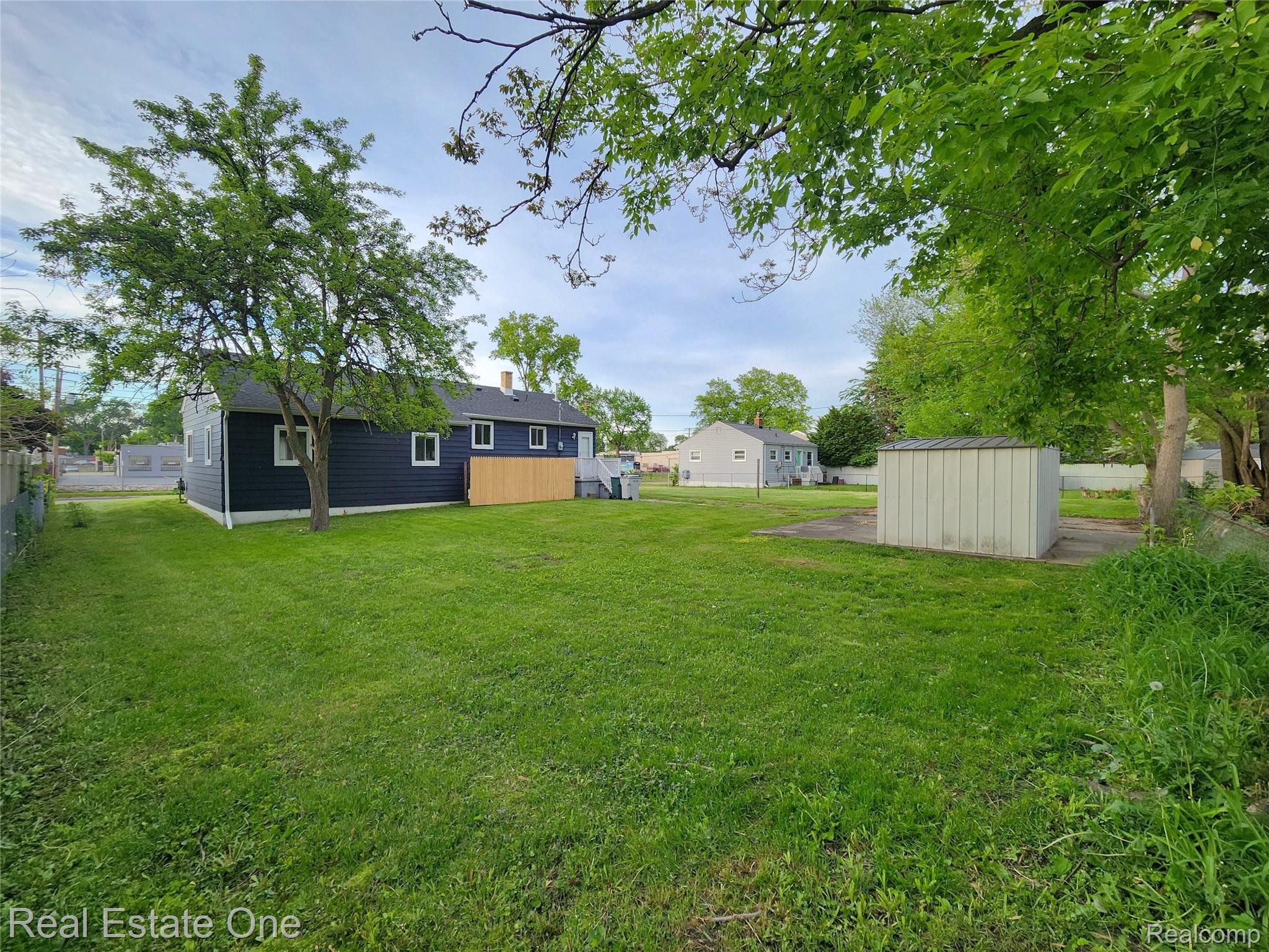 1574 E Woodruff Avenue Property Photo 7
