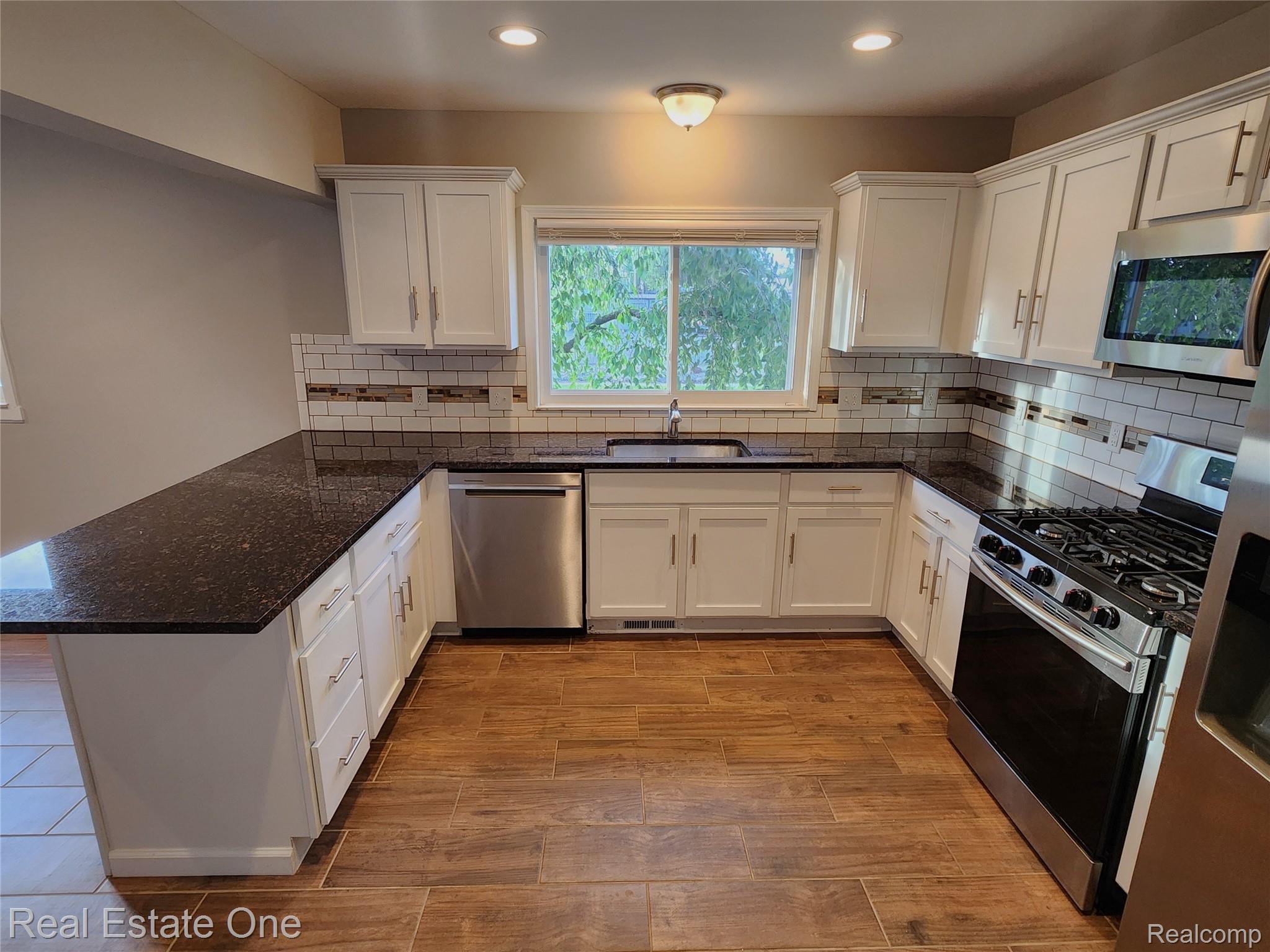 1574 E Woodruff Avenue Property Photo 11