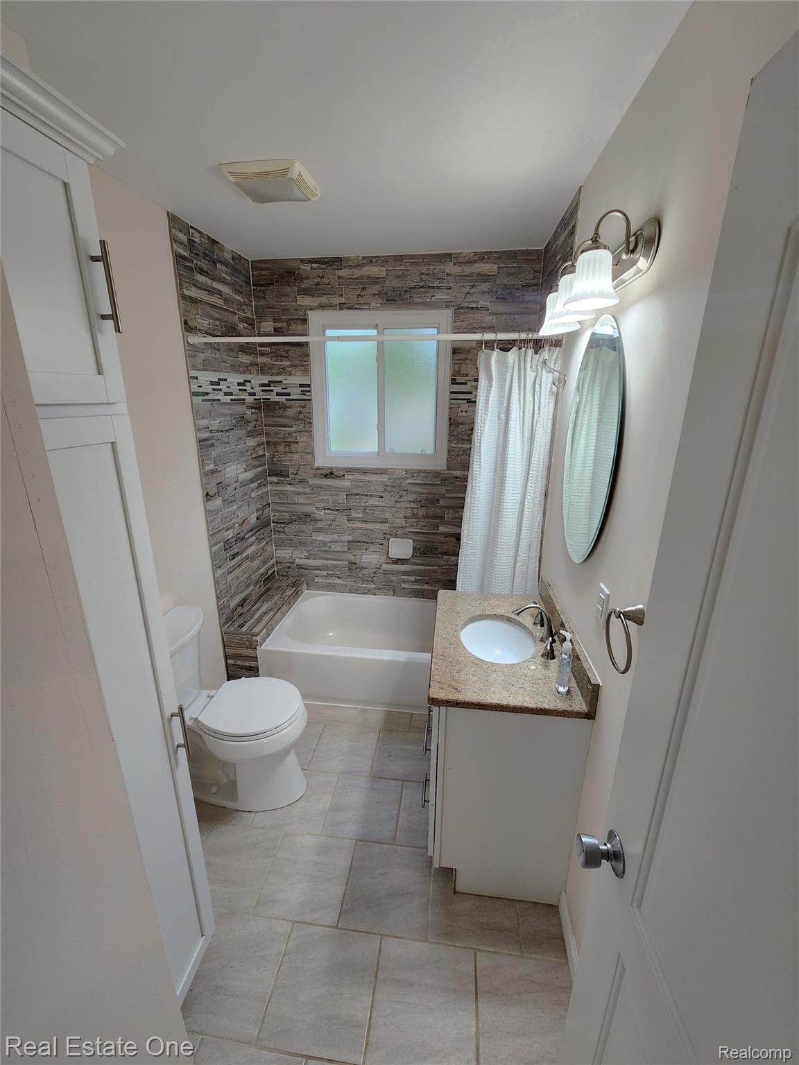 1574 E Woodruff Avenue Property Photo 16