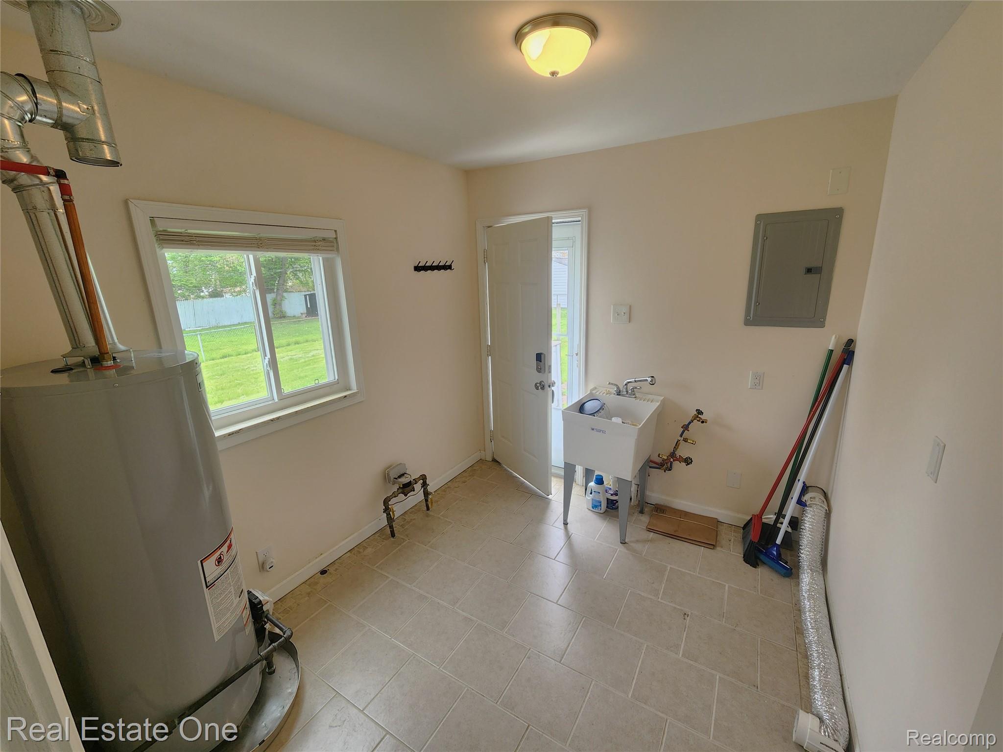 1574 E Woodruff Avenue Property Photo 28