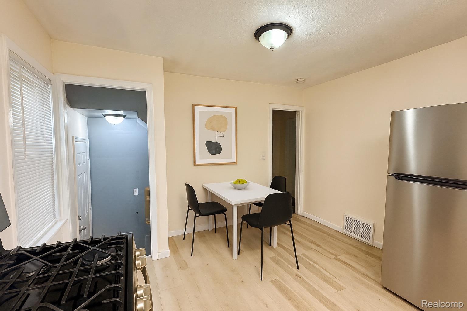 8719 Canyon Street Property Photo 9