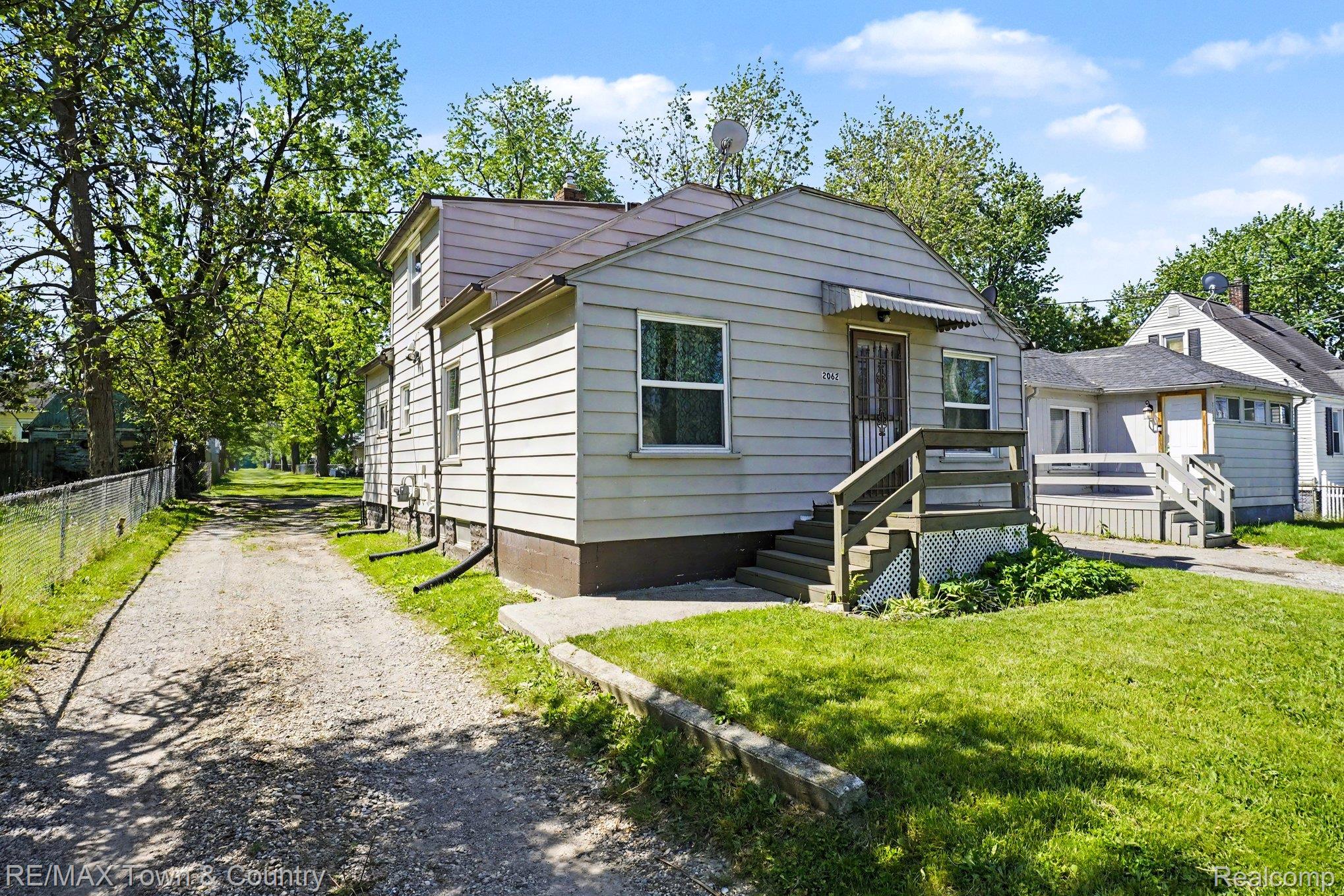 2062 E Schumacher Avenue Property Photo 1