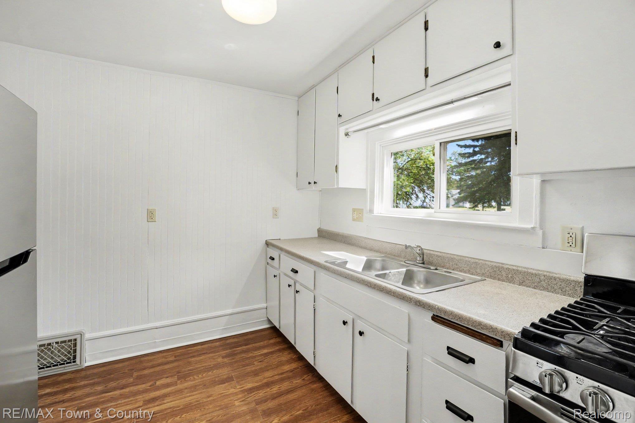 2062 E Schumacher Avenue Property Photo 8
