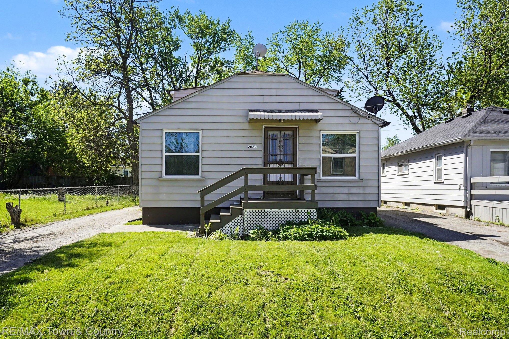 2062 E Schumacher Avenue Property Photo 22