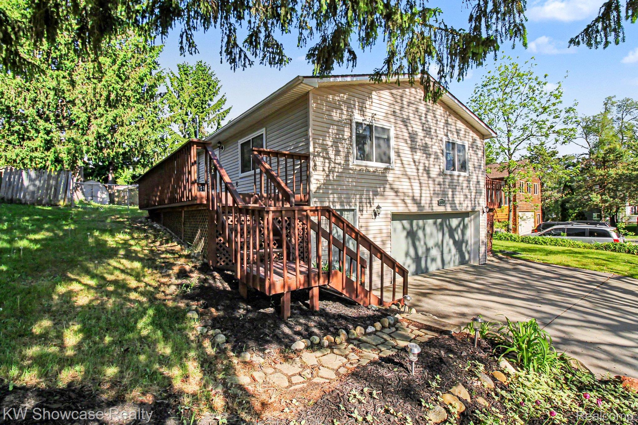 2331 Lakeside Drive Property Photo 3