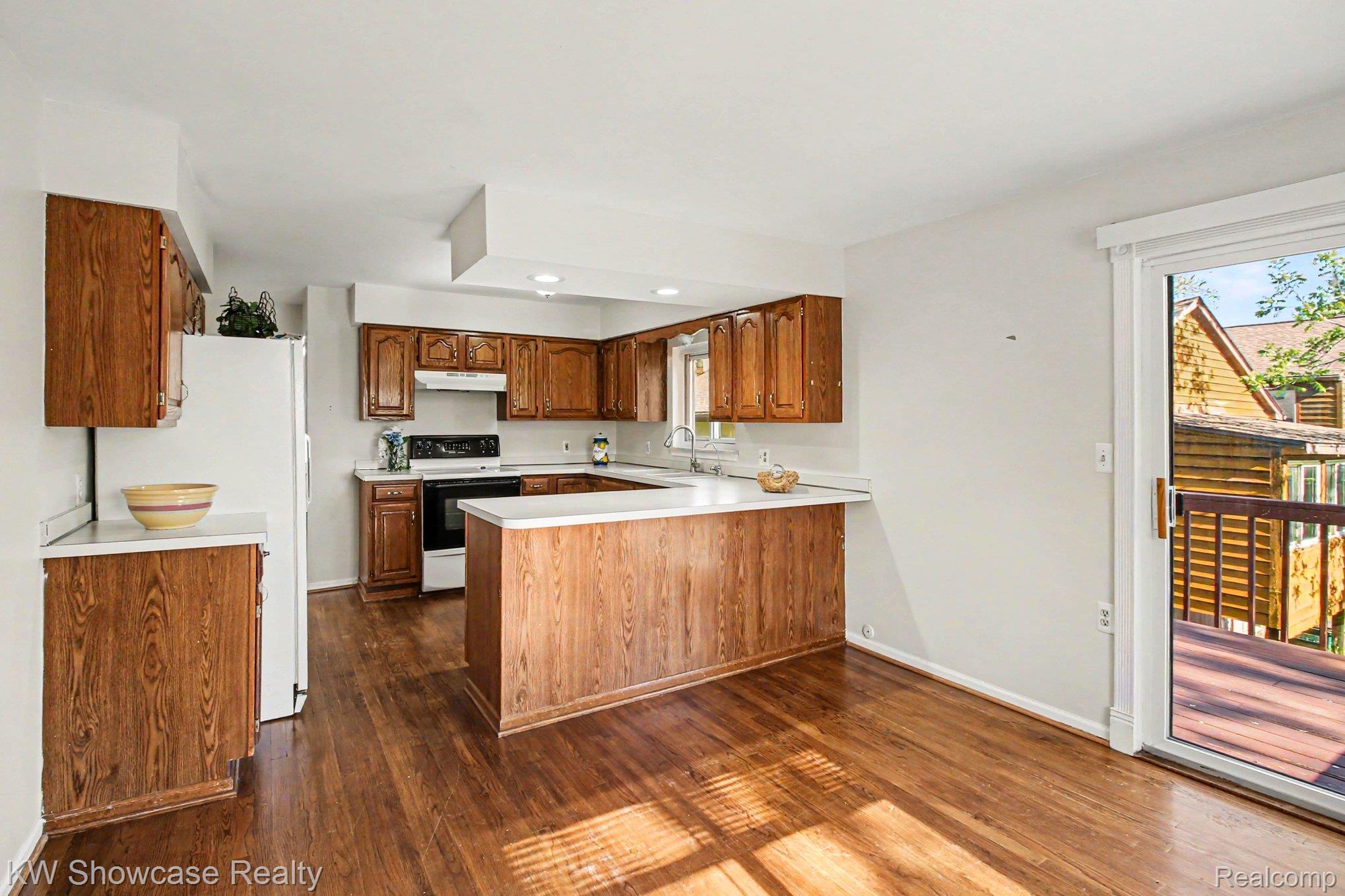 2331 Lakeside Drive Property Photo 5