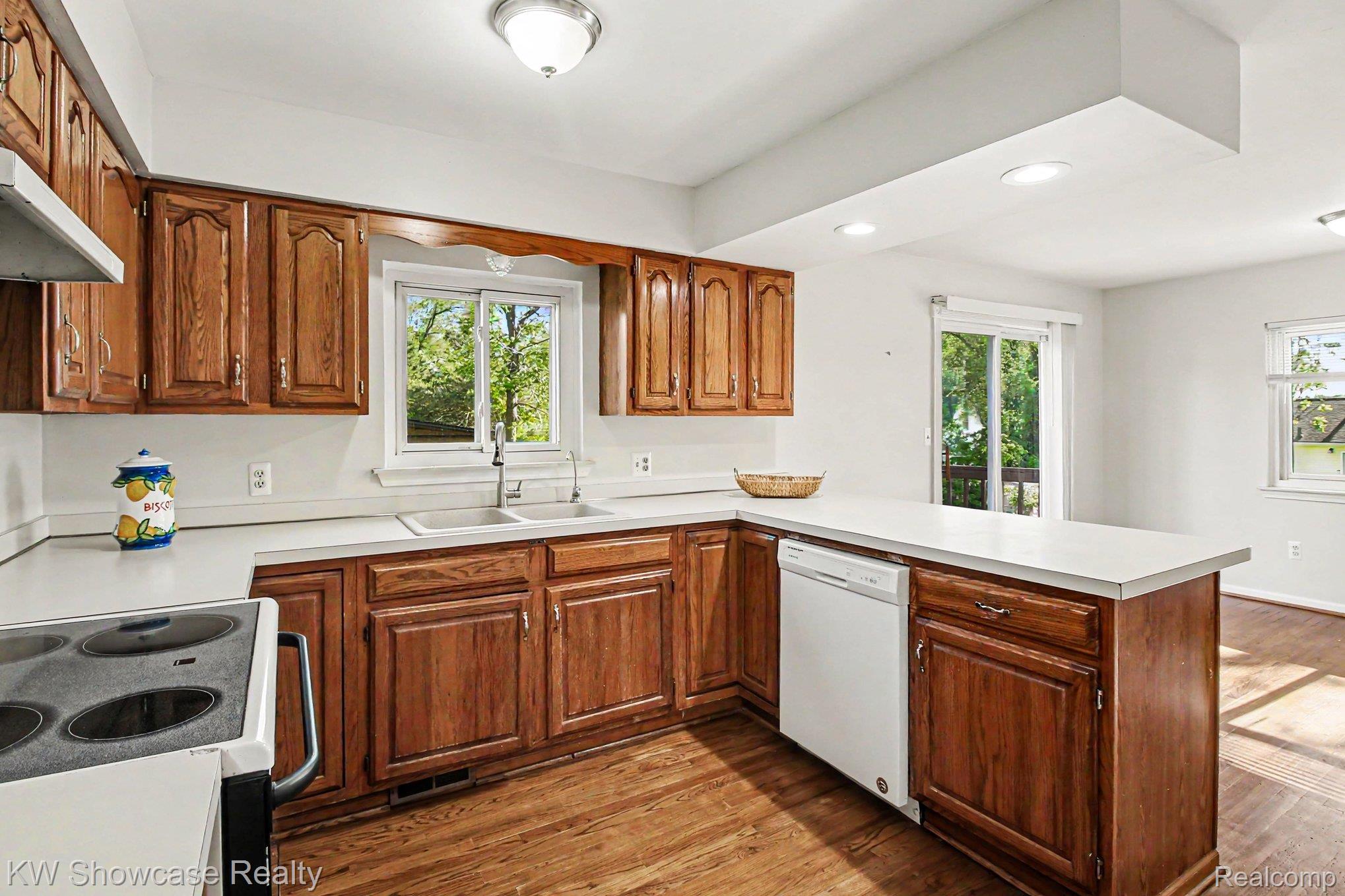 2331 Lakeside Drive Property Photo 6