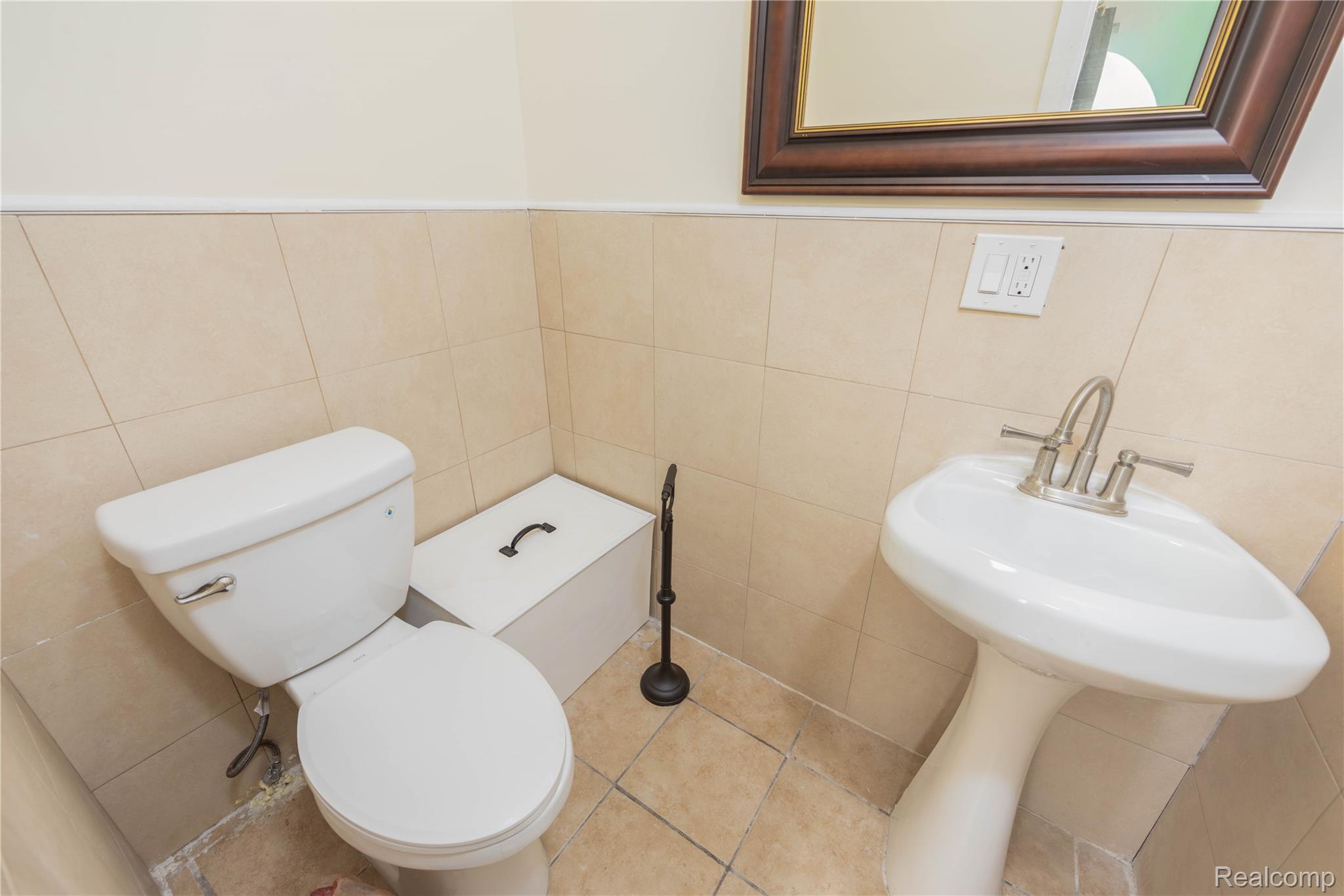 107 W Hayes Avenue Property Photo 9