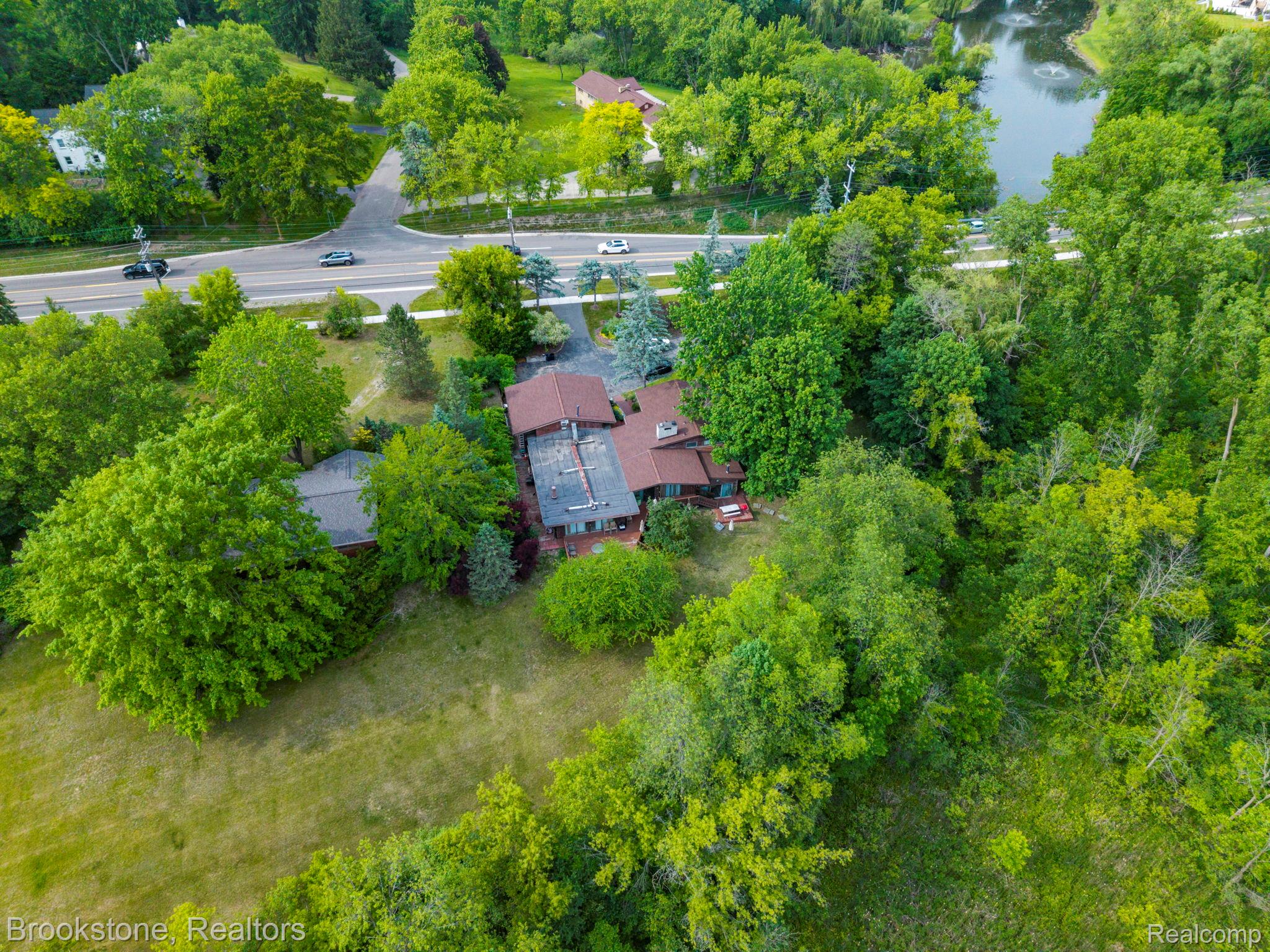 4665 W Maple Road Property Photo 4
