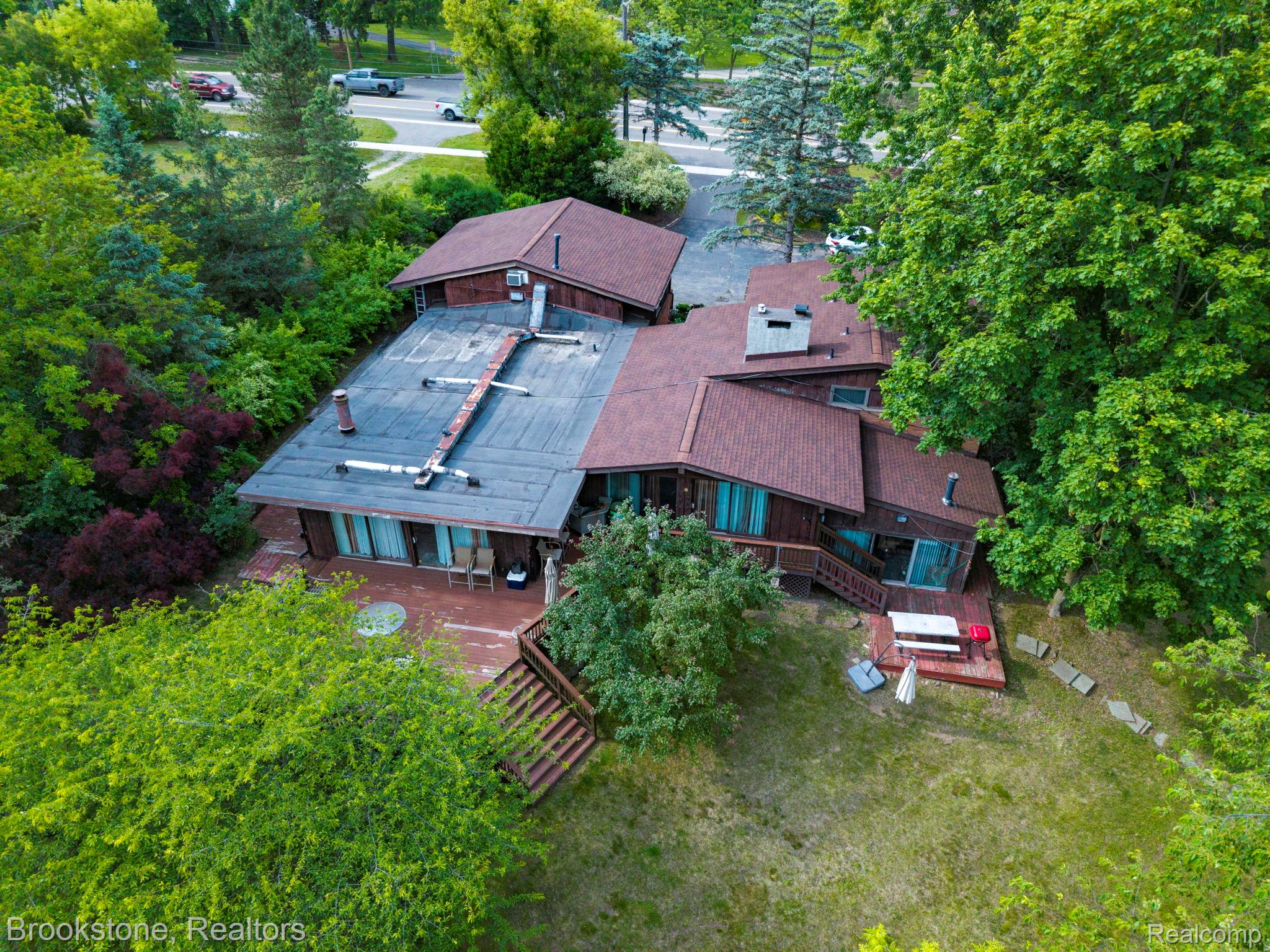 4665 W Maple Road Property Photo 5