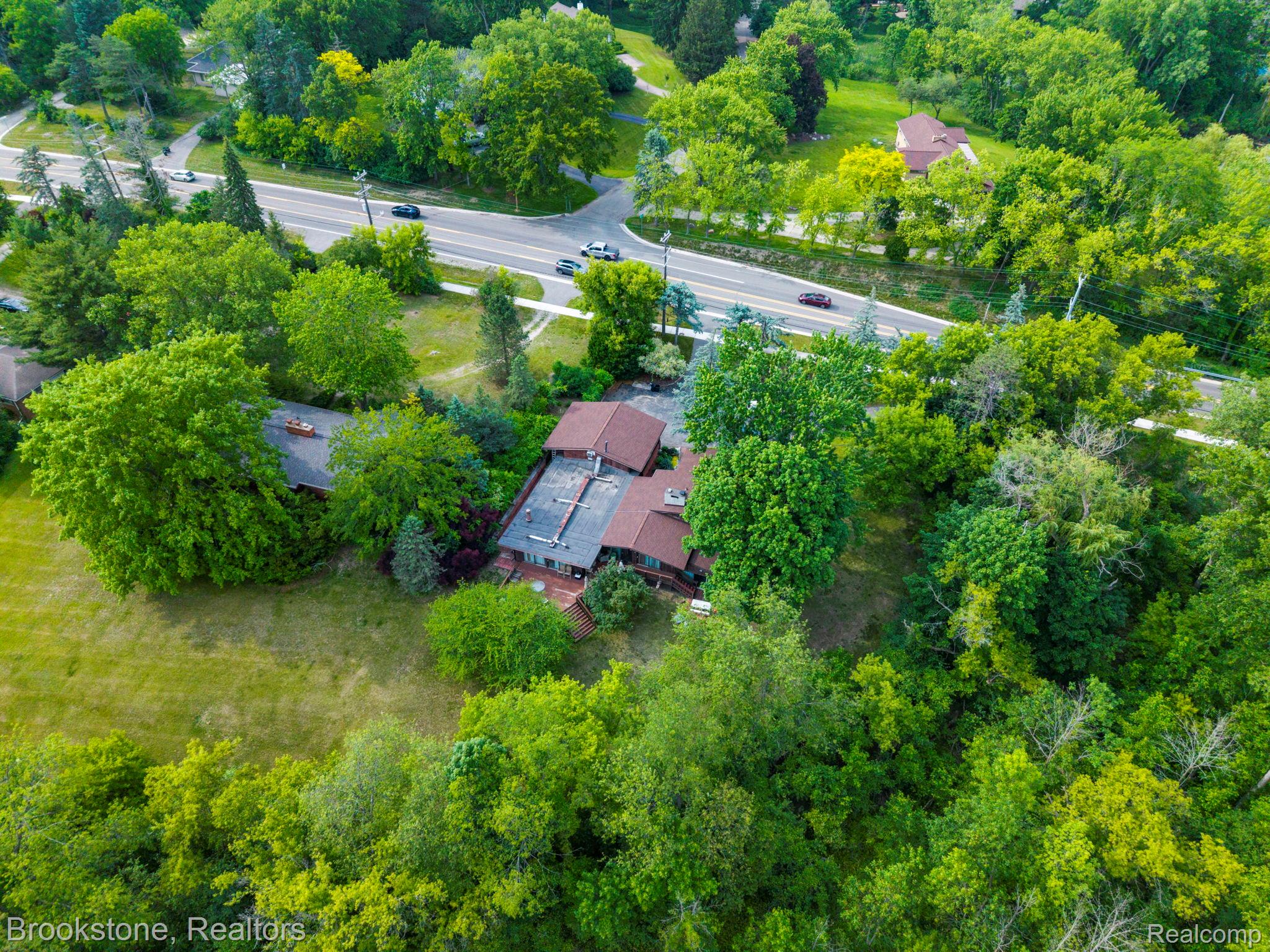 4665 W Maple Road Property Photo 6