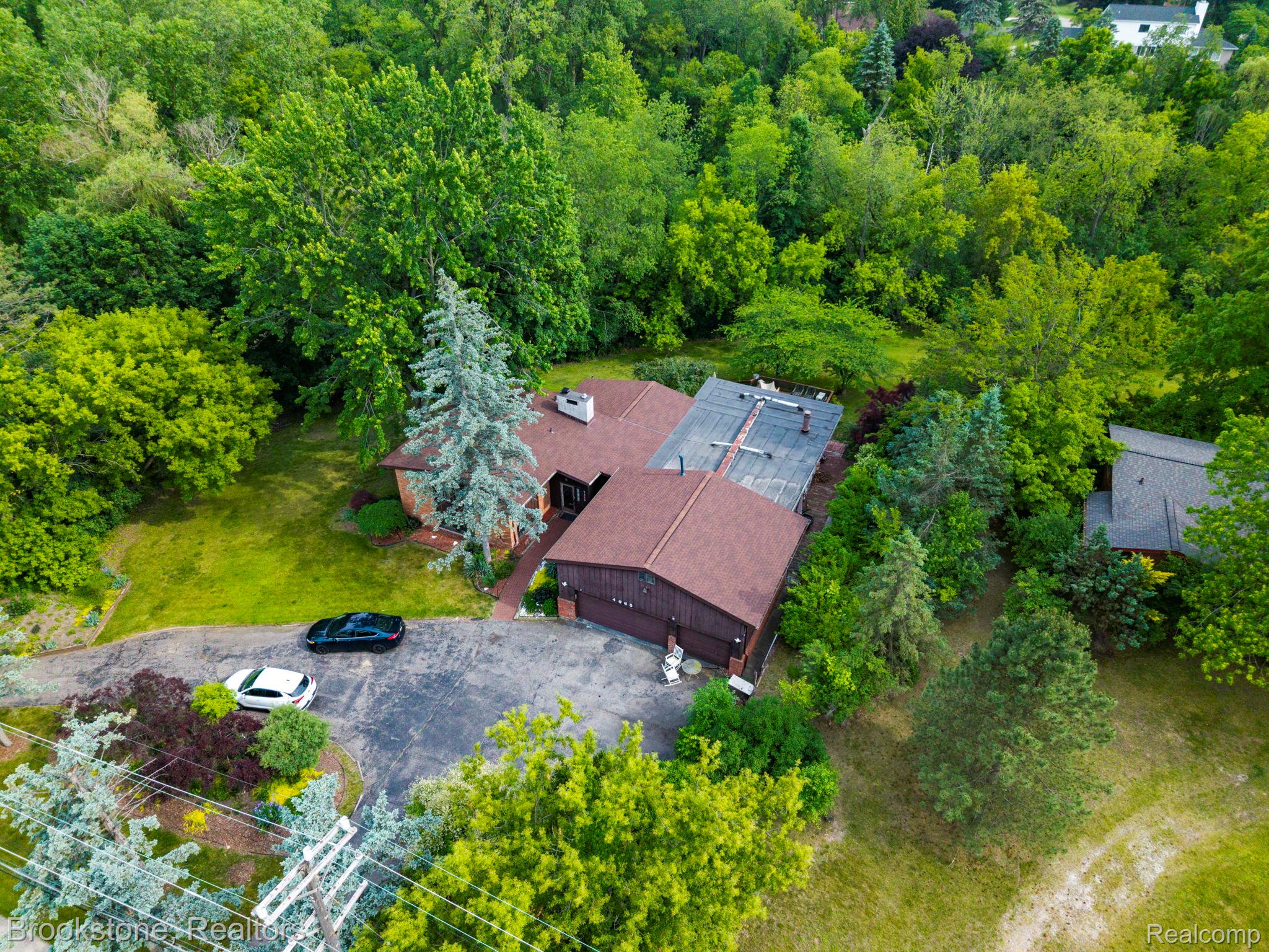 4665 W Maple Road Property Photo 8