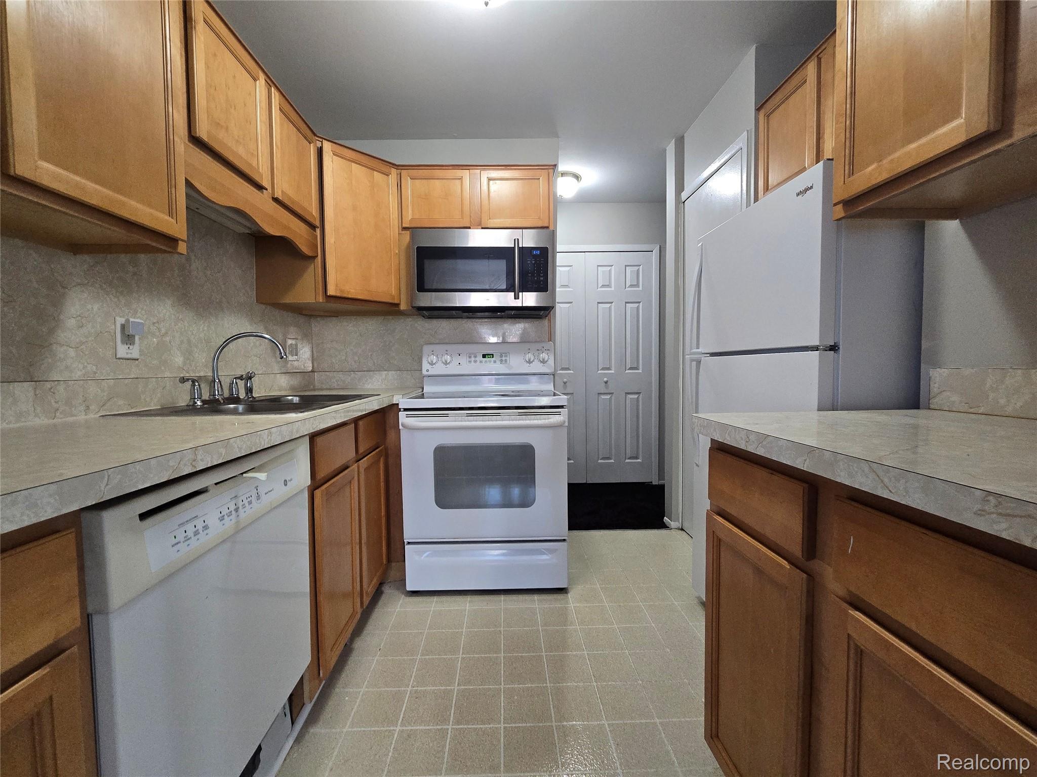 30276 Southfield Road 215 Property Photo 6