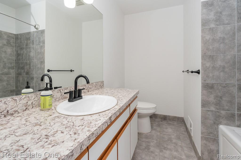 283 Whispering Hill Property Photo 19