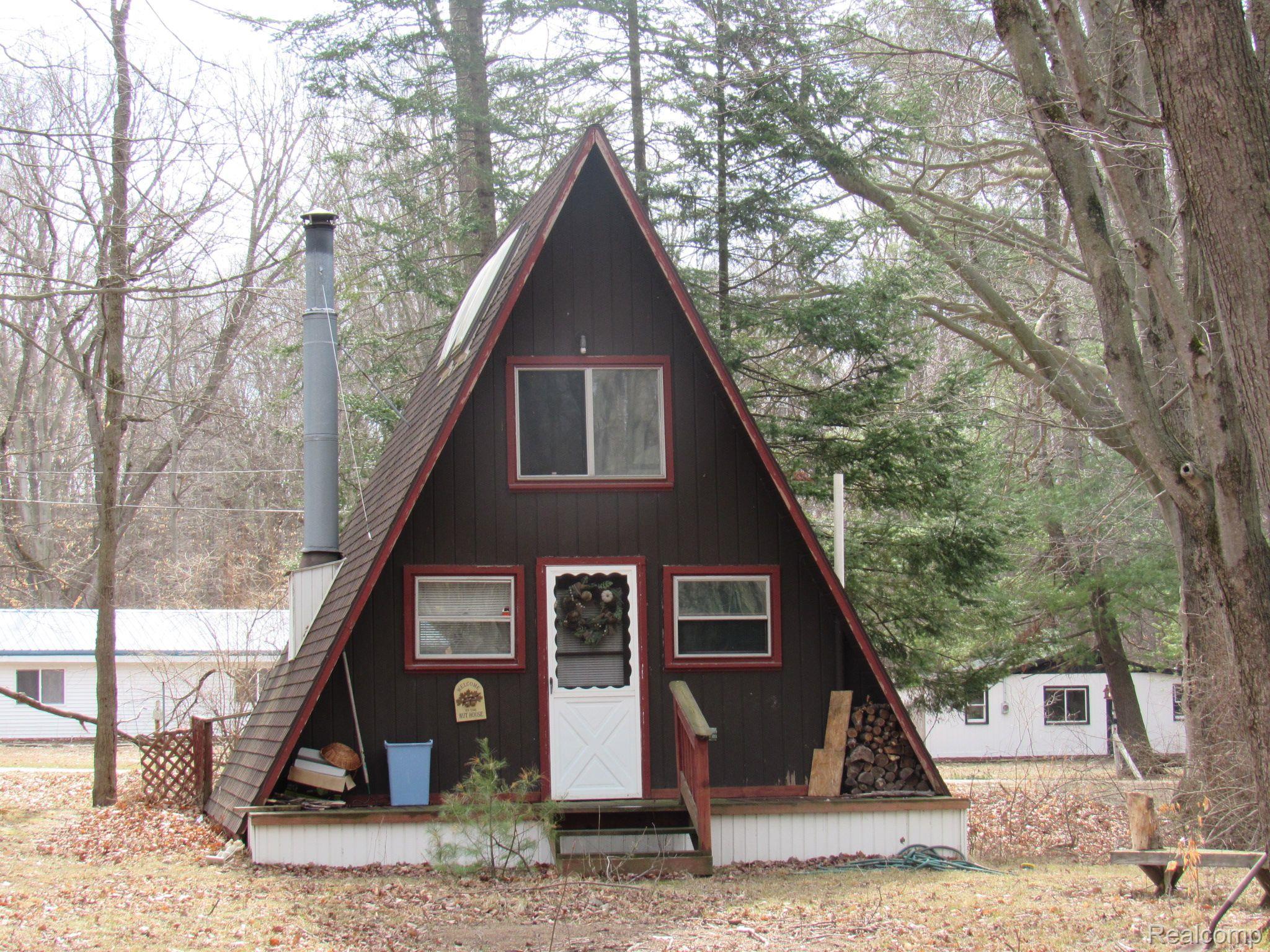5892 Woodland Drive Property Photo 1