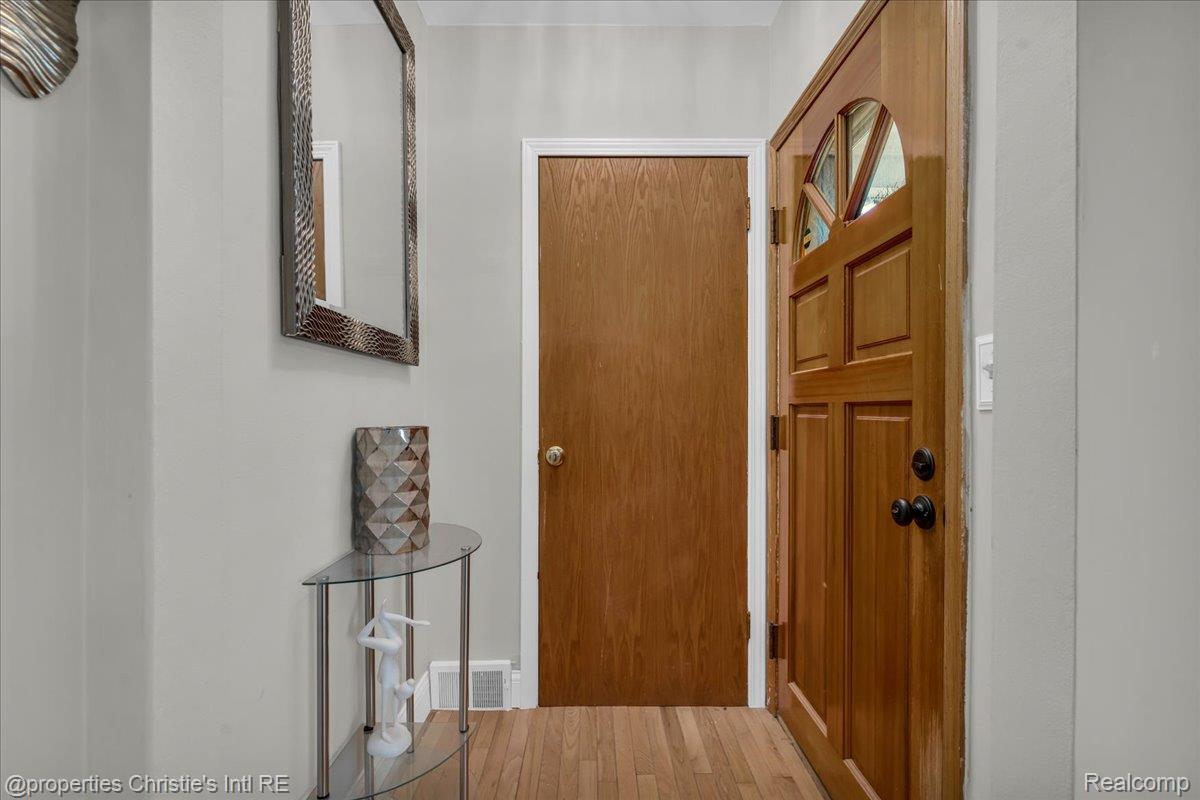 27524 Gail Drive Property Photo 3