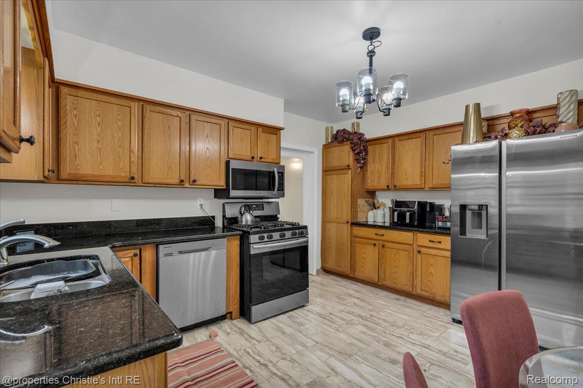 27524 Gail Drive Property Photo 10
